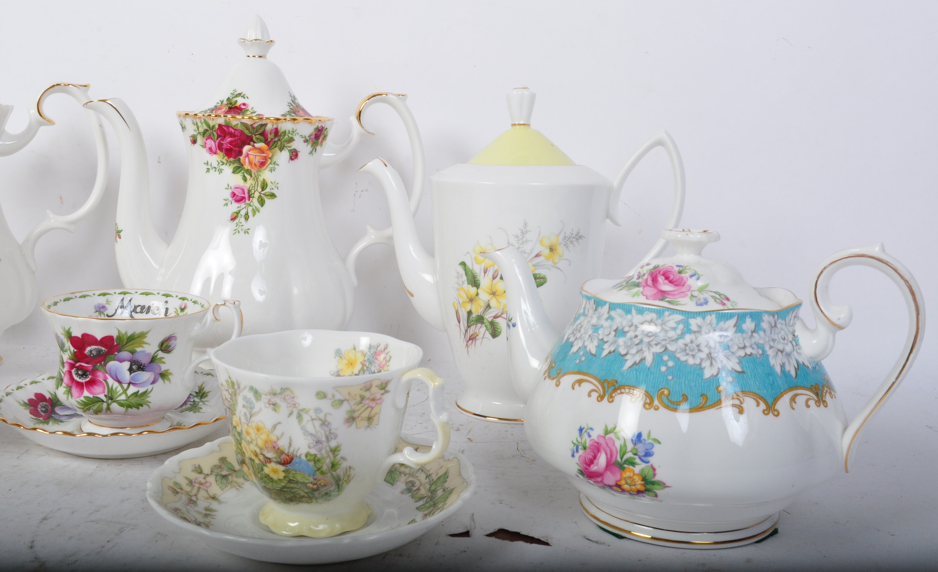 COLLECTION OF VINTAGE 20TH CENTURY ROYAL ALBERT CERAMIC TEAPOTS - Image 4 of 13