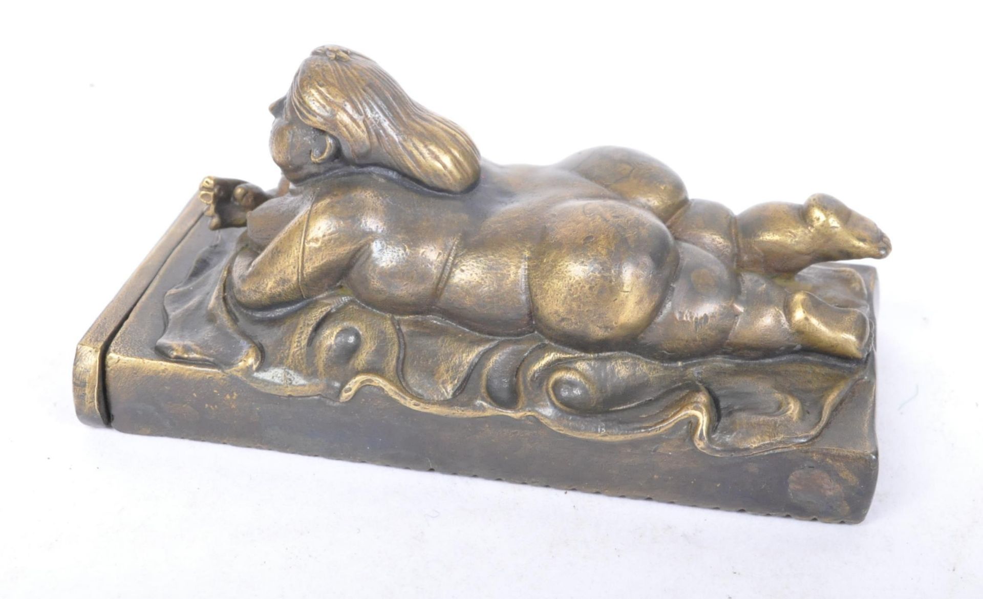 VINTAGE BRASS VESTA CASE IN THE FORM OF A RECLINING NUDE - Bild 2 aus 4