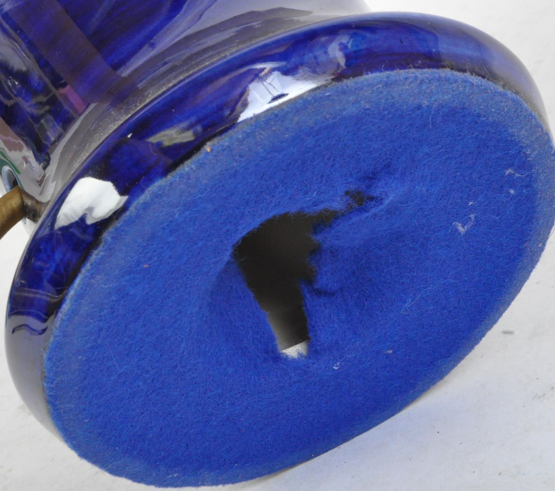 VINTAGE MOORCROFT CERAMIC BLUE ANEMONE TABLE LAMP - Image 3 of 3