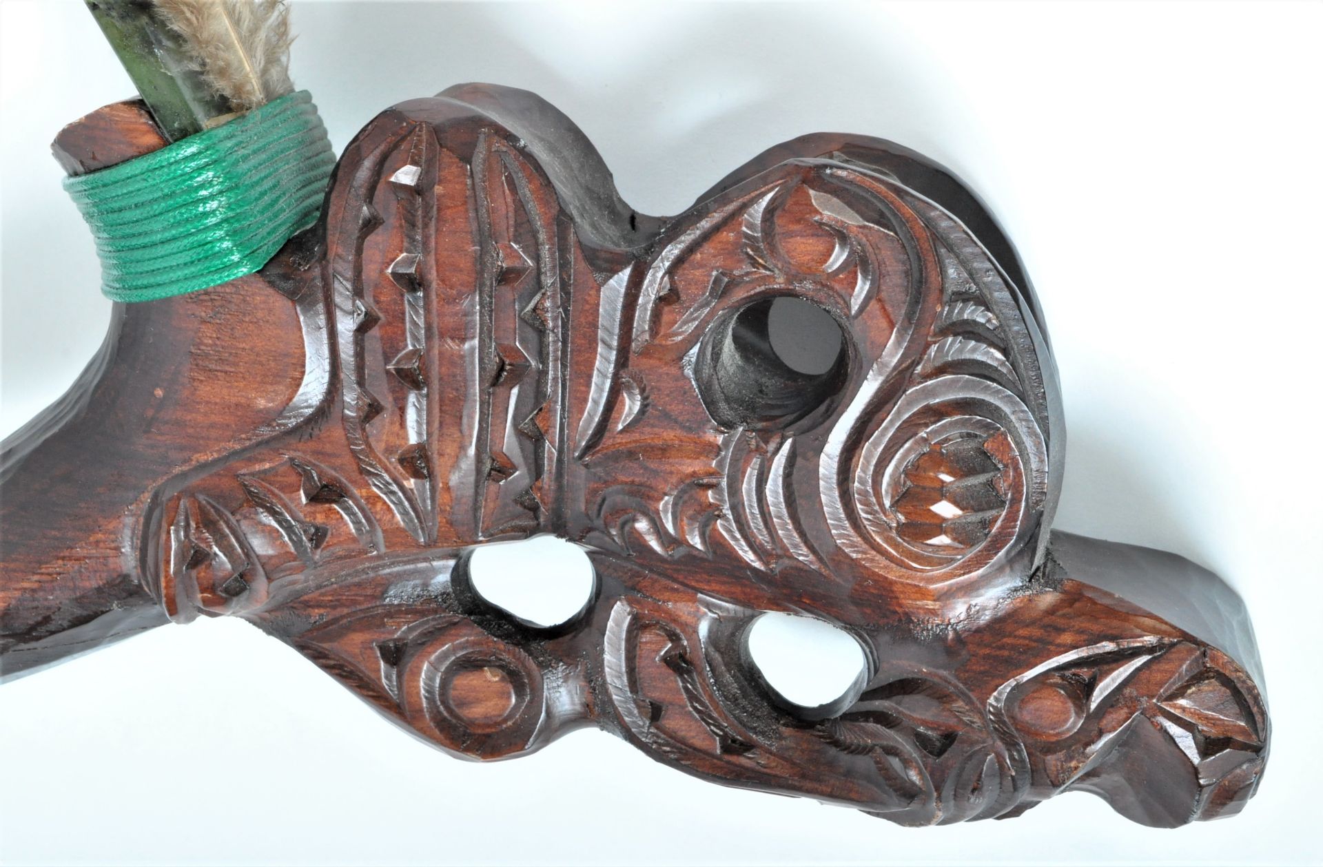 TOKI POU TANGATA MAORI CEREMONIAL GREENSTONE & WOOD AXE - Image 3 of 4