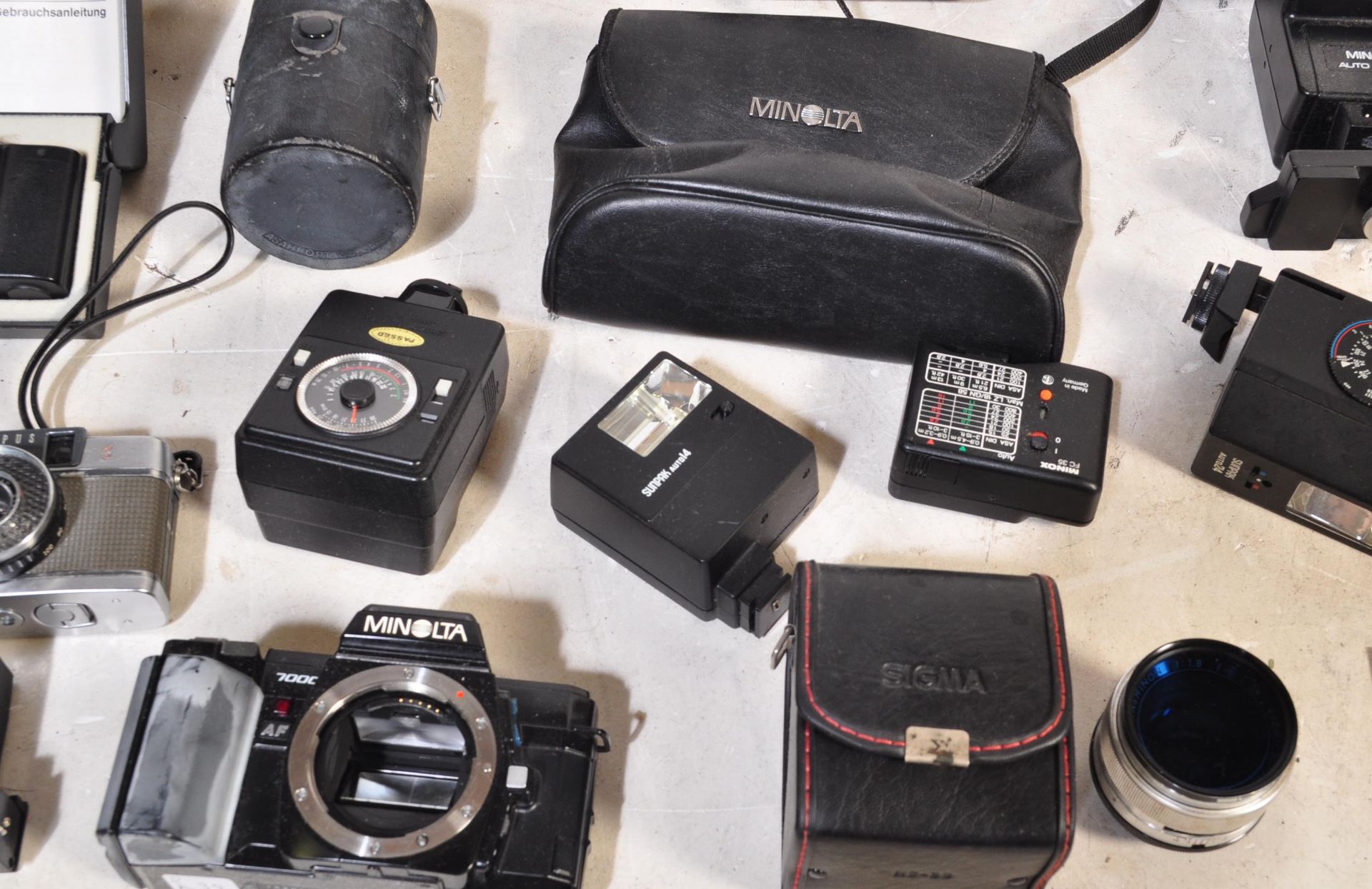 COLLECTION OF VINTAGE CAMERAS & LENS & EQUIPMENT - Image 4 of 5