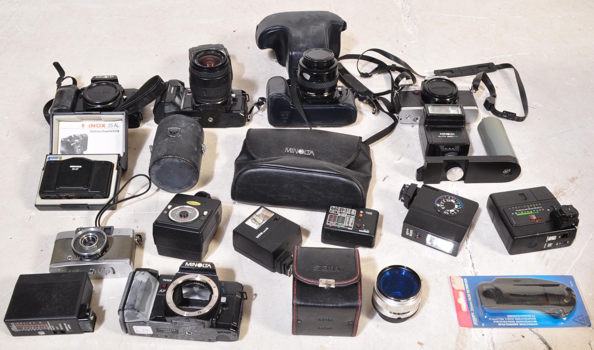 COLLECTION OF VINTAGE CAMERAS & LENS & EQUIPMENT - Image 2 of 5