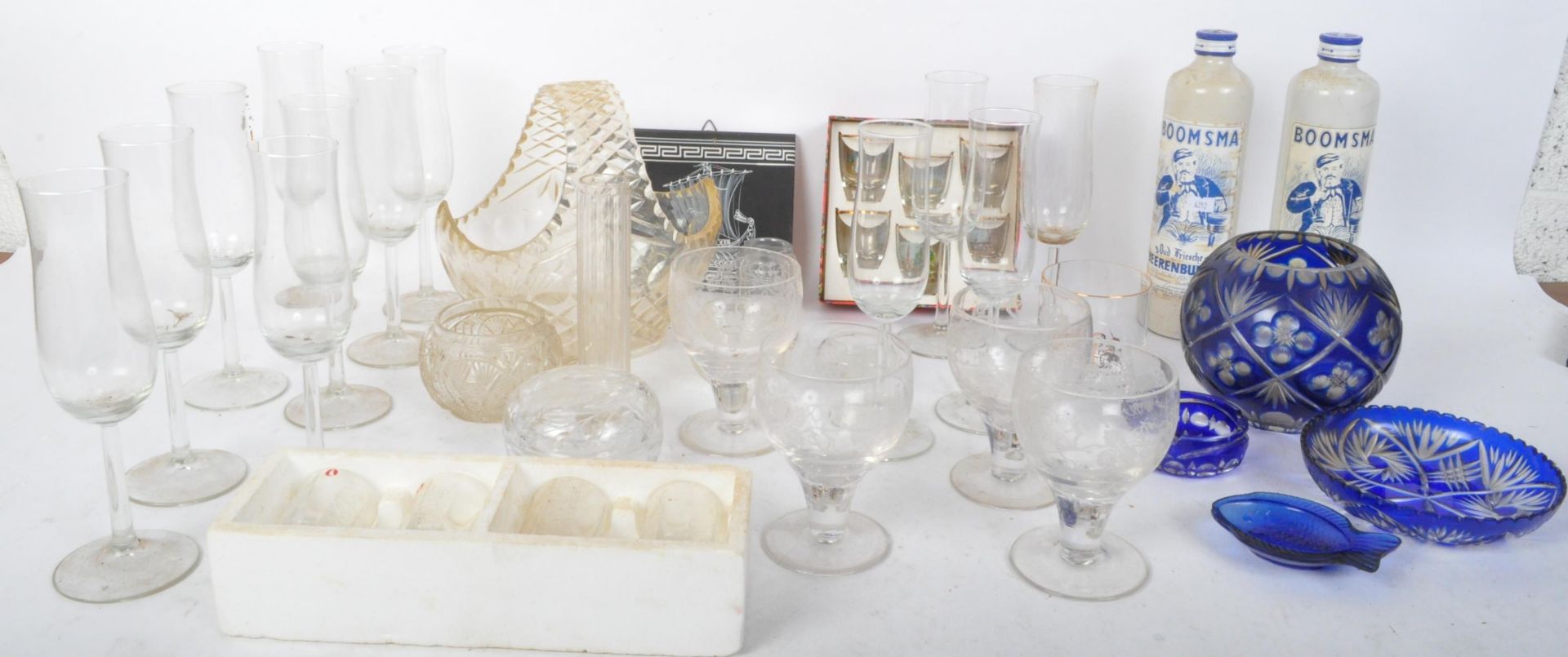 AN ASSORTMENT OF VINTAGE GLASSWARE