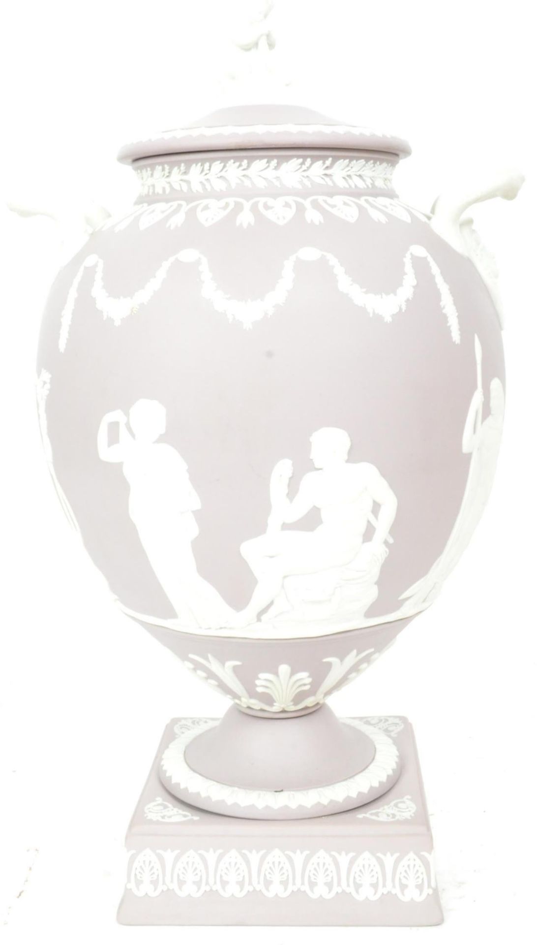 VINTAGE WEDGWOOD LILAC DIP JASPERWARE LIDDED URN VASE