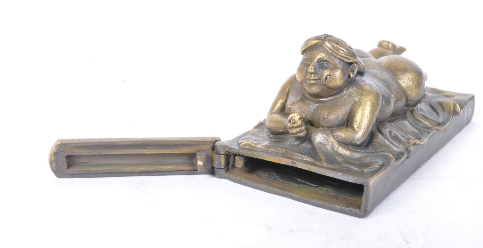 VINTAGE BRASS VESTA CASE IN THE FORM OF A RECLINING NUDE - Bild 3 aus 4