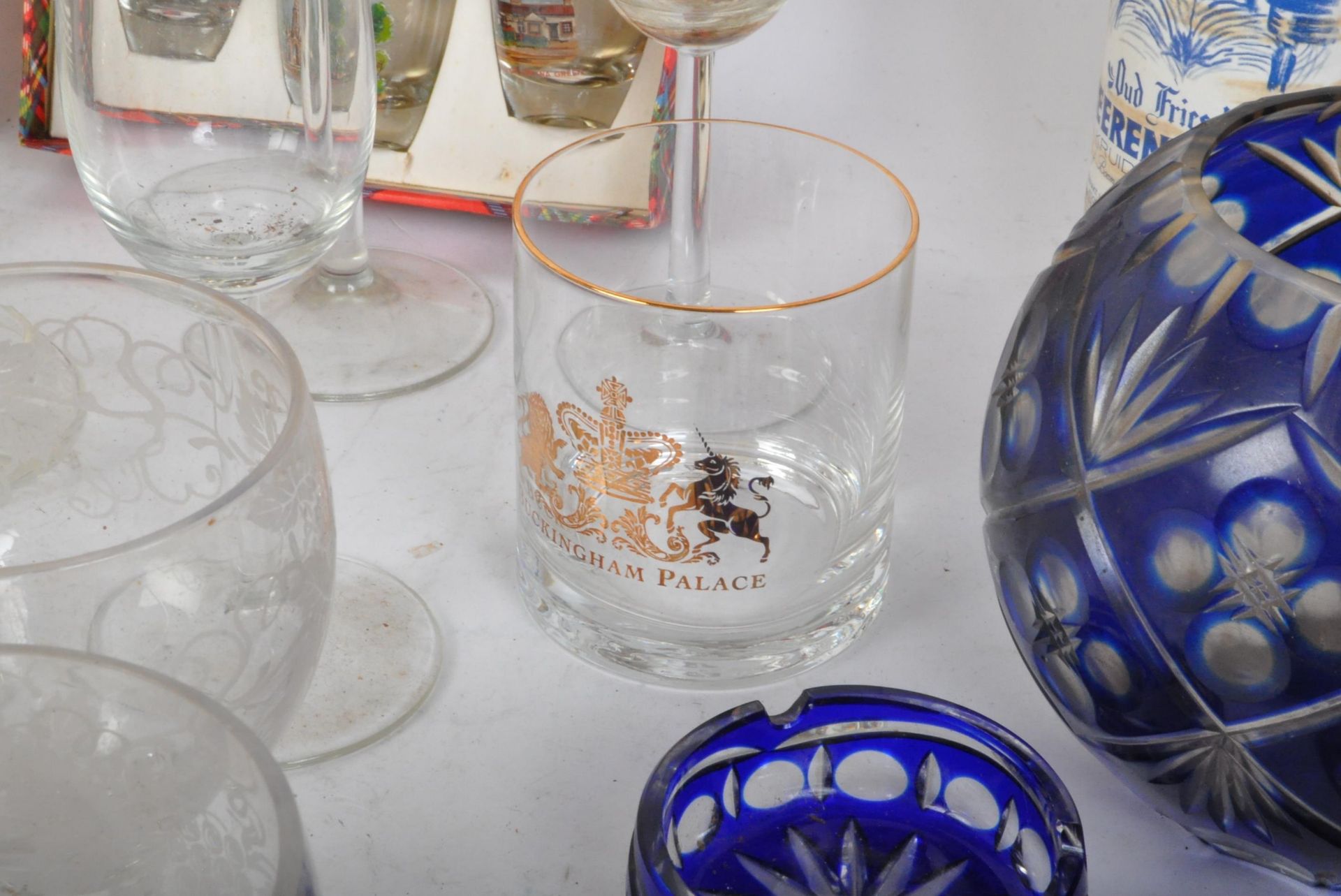 AN ASSORTMENT OF VINTAGE GLASSWARE - Image 5 of 6