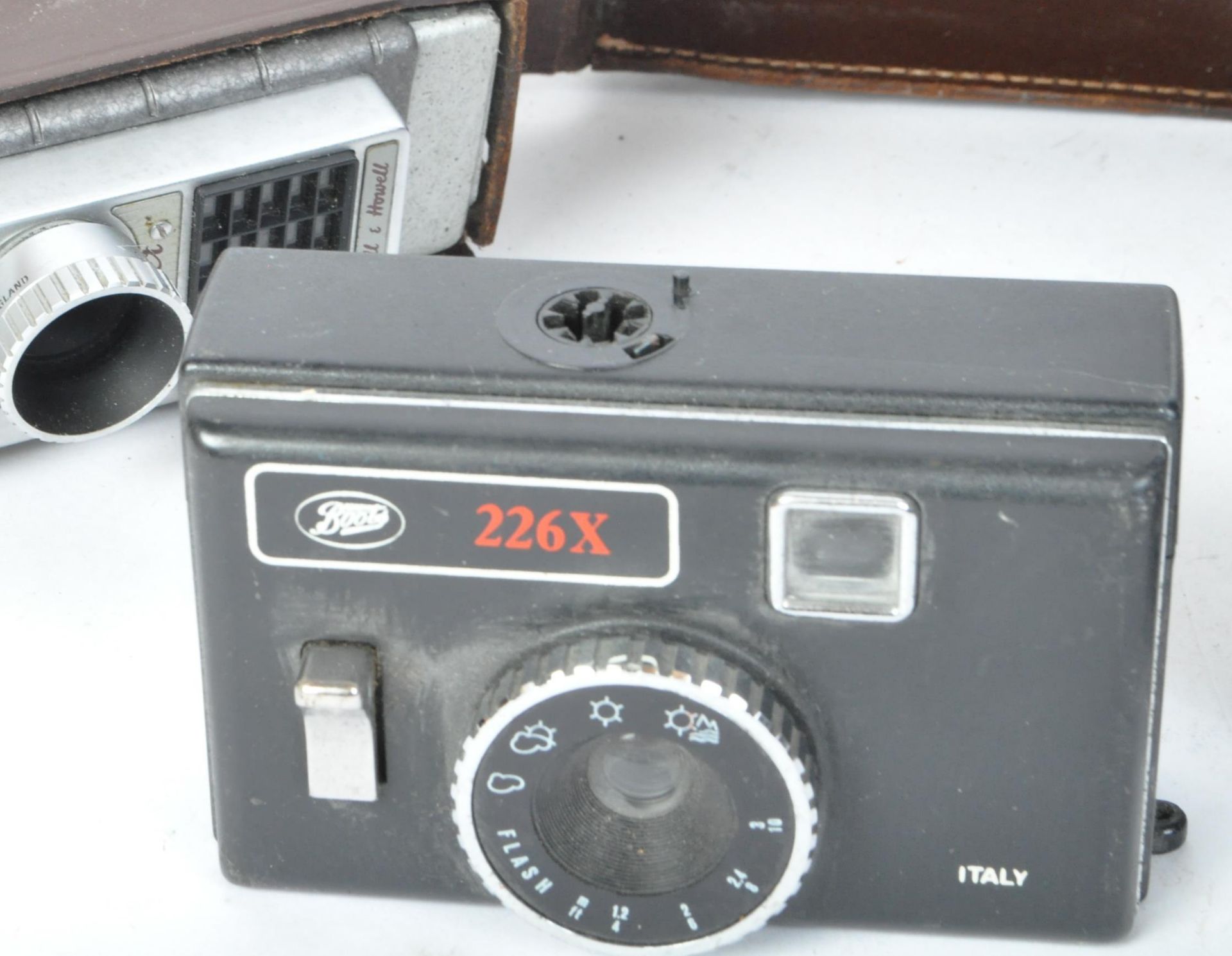 COLLECTION OF VINTAGE 20TH CENTURY CAMERAS - Image 2 of 5