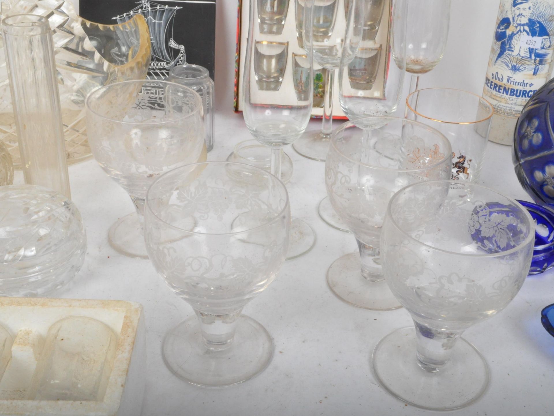 AN ASSORTMENT OF VINTAGE GLASSWARE - Image 4 of 6