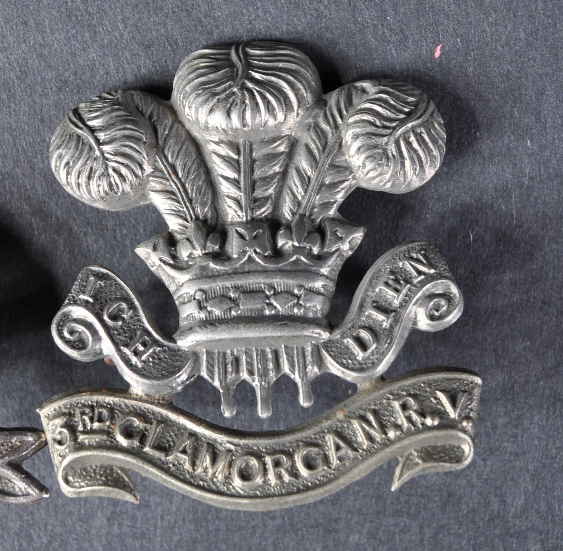 TWO BRITISH MILITARY CAP BADGES - Bild 3 aus 5