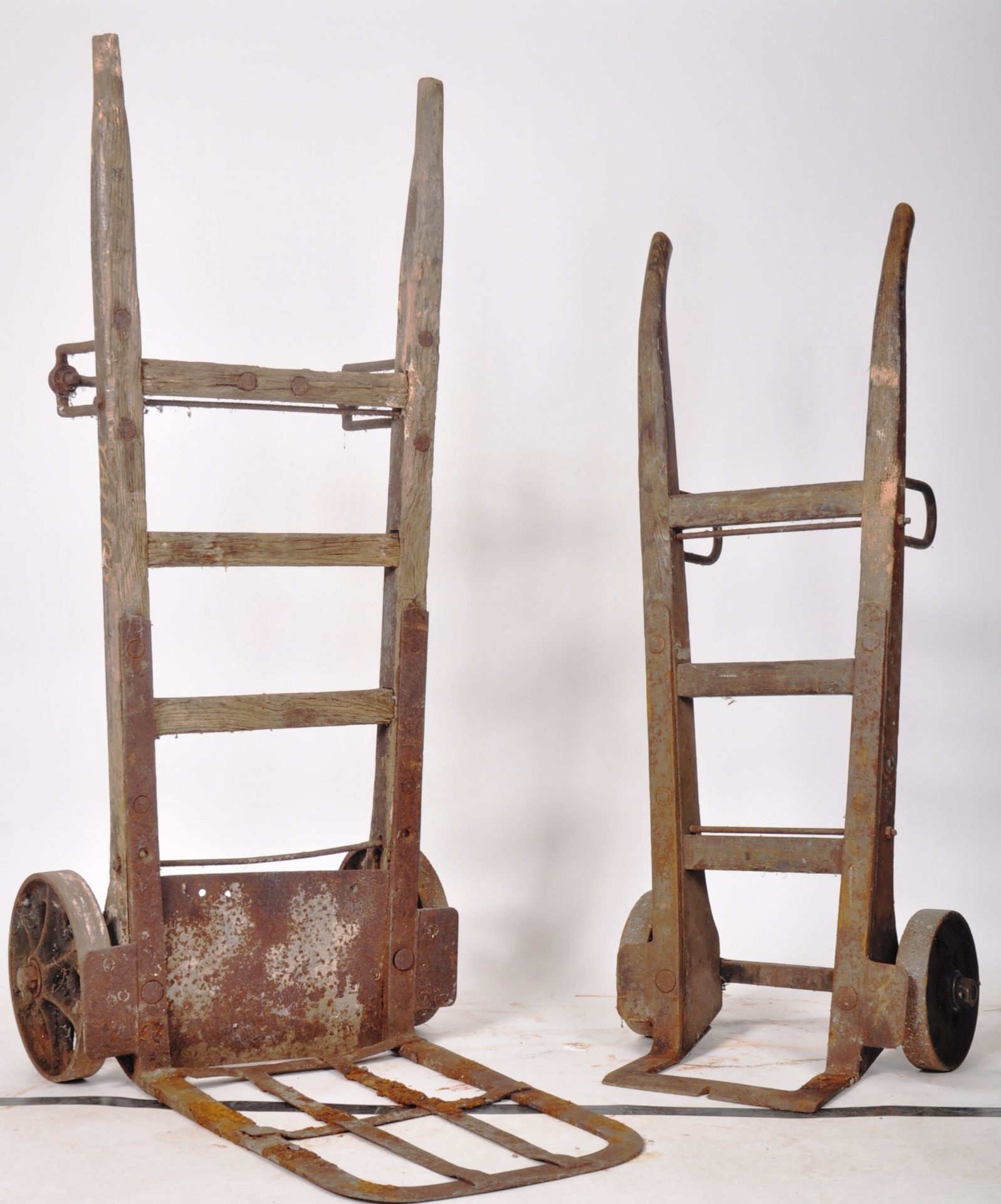 A PAIR OF VINTAGE RAILWAY SACK TRUCK TROLLIES - Bild 4 aus 14