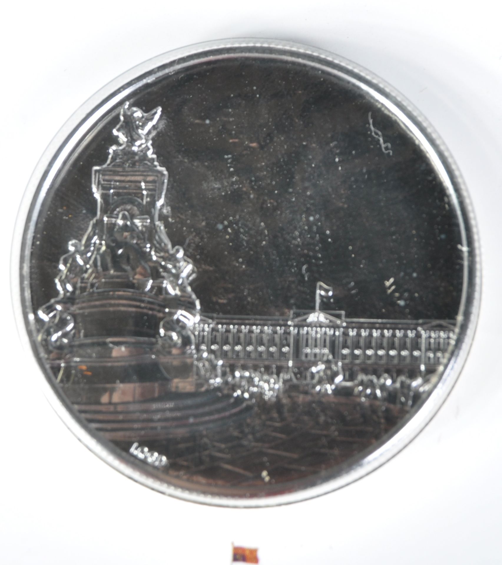 COINS - THE ROYAL MINT - 2015 BUCKINGHAM PALACE £100 SILVER COIN - Image 2 of 3