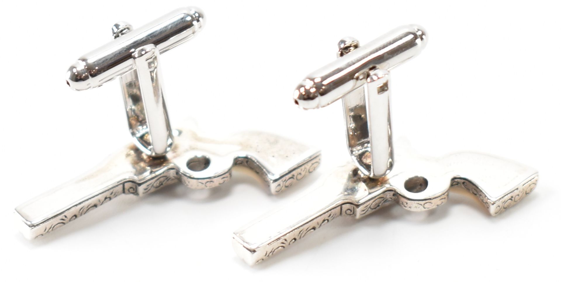 A PAIR OF PISTOL CUFFLINKS - Image 3 of 3