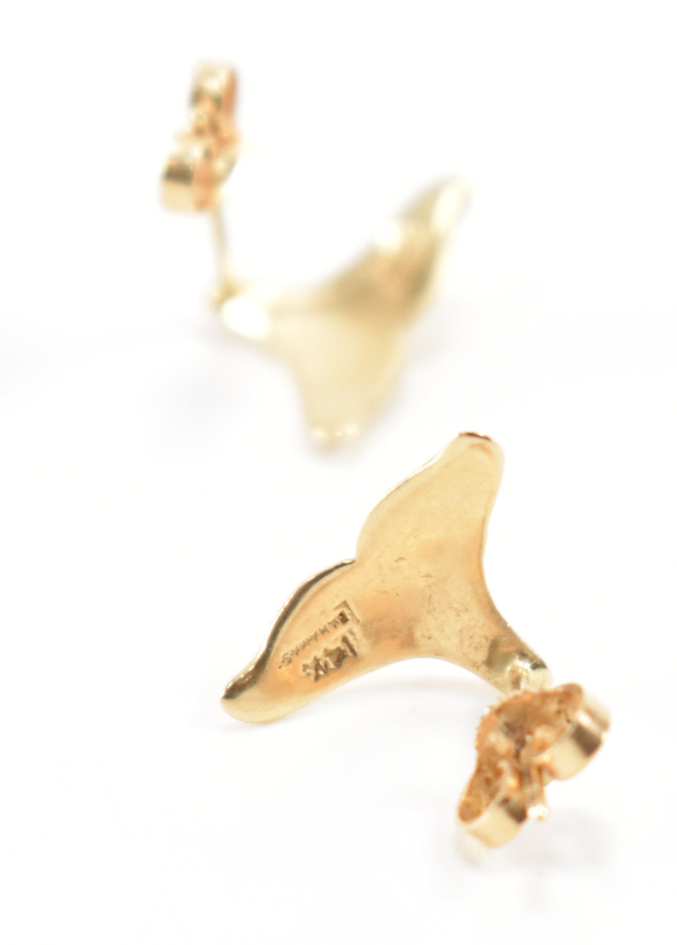 PAIR OF GOLD WHALE TAIL STUD EARRINGS - Bild 4 aus 4