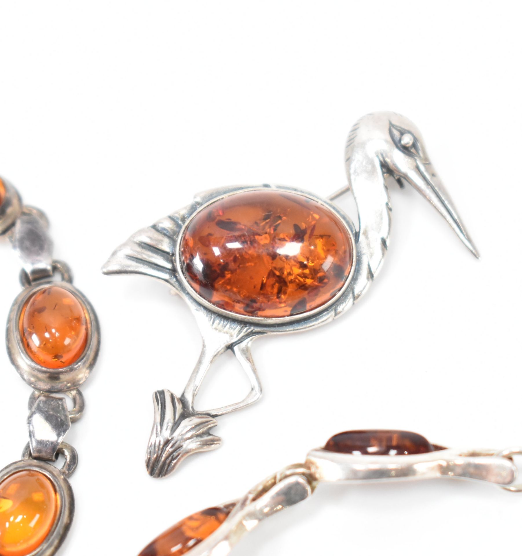 ASSORTMENT OF SILVER & AMBER JEWELLERY - Image 3 of 5