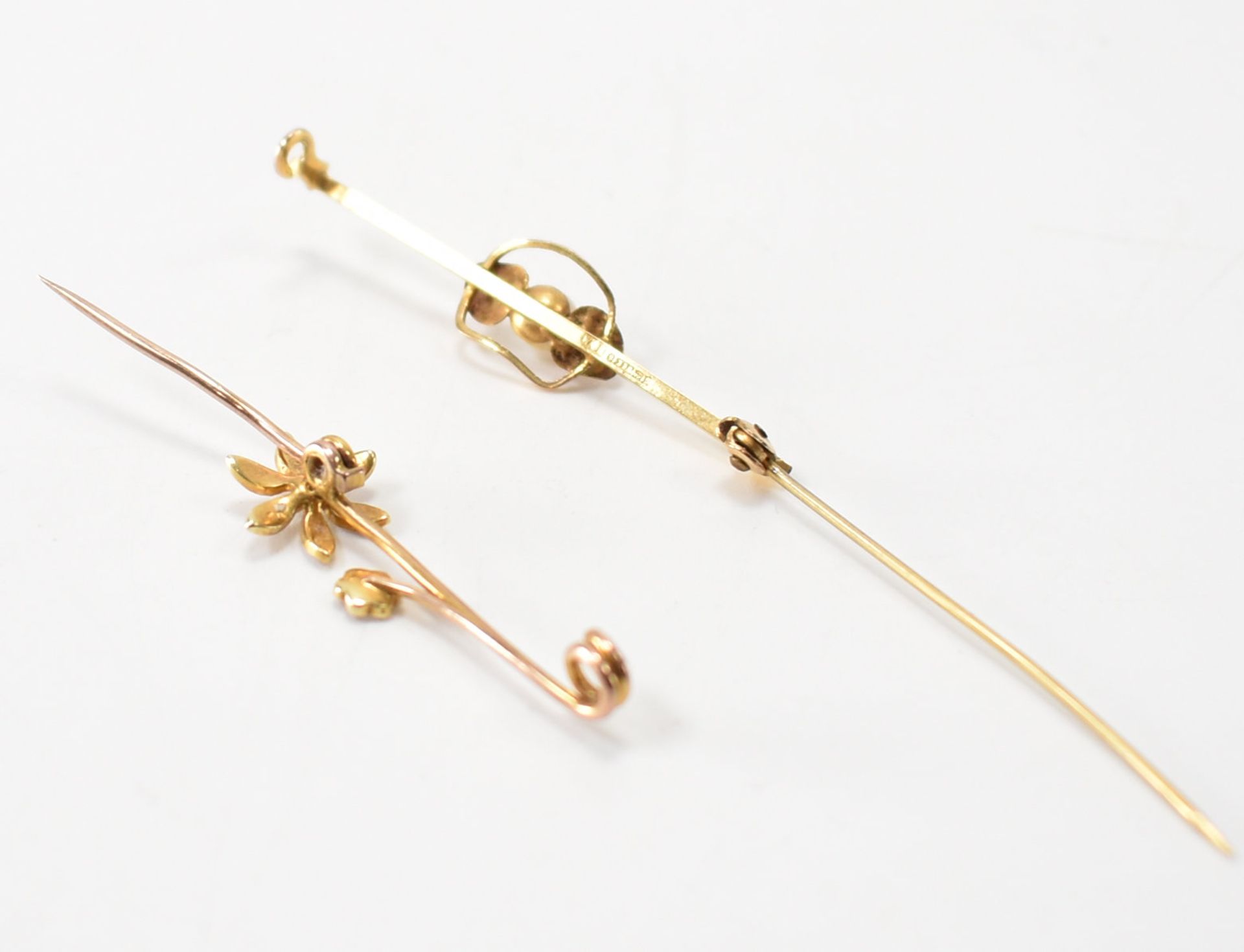 TWO GOLD BROOCH PINS - Image 4 of 5