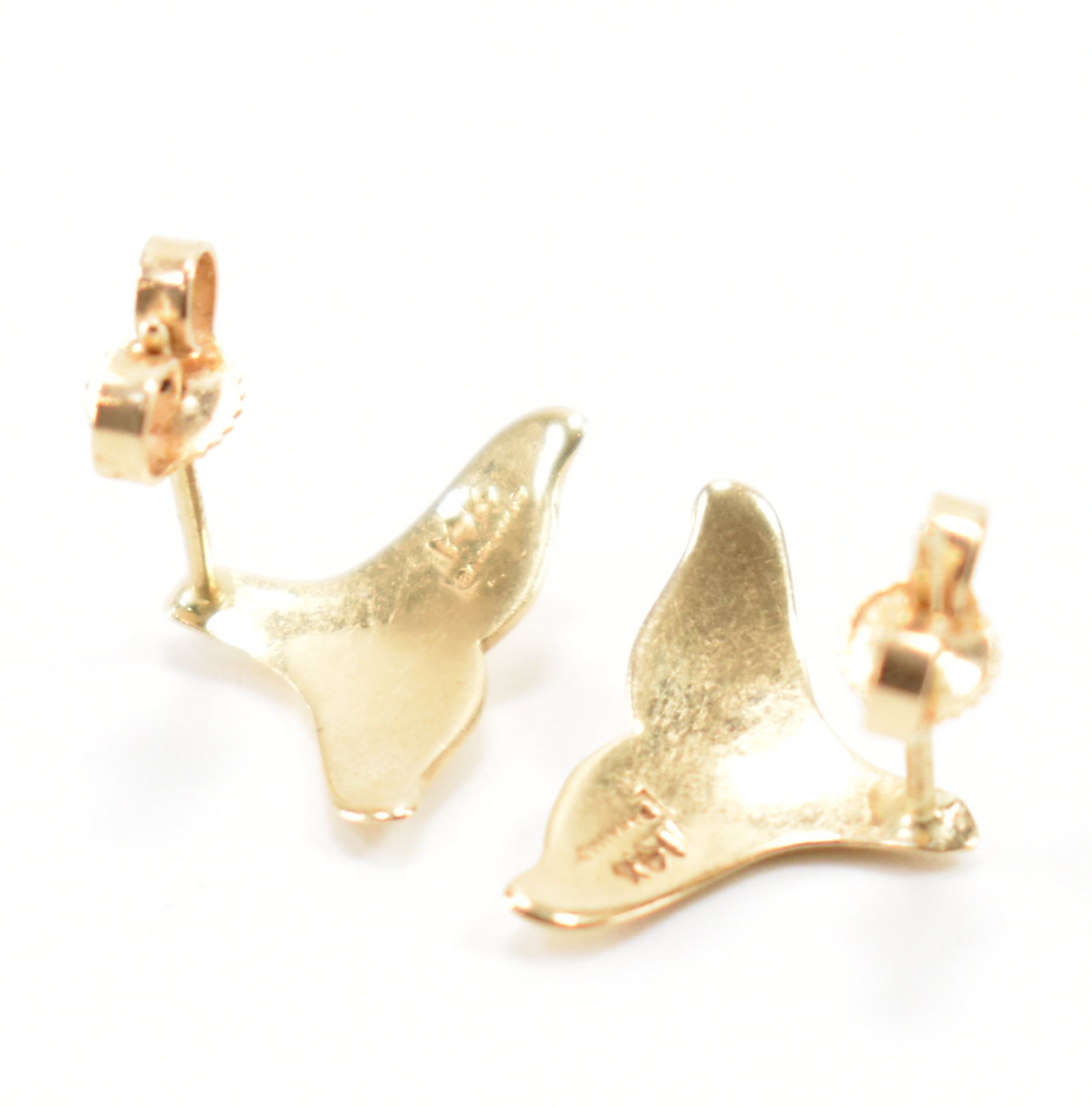PAIR OF GOLD WHALE TAIL STUD EARRINGS - Bild 3 aus 4