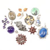 ASSORTMENT OF VINTAGE BROOCHES & PENDANTS
