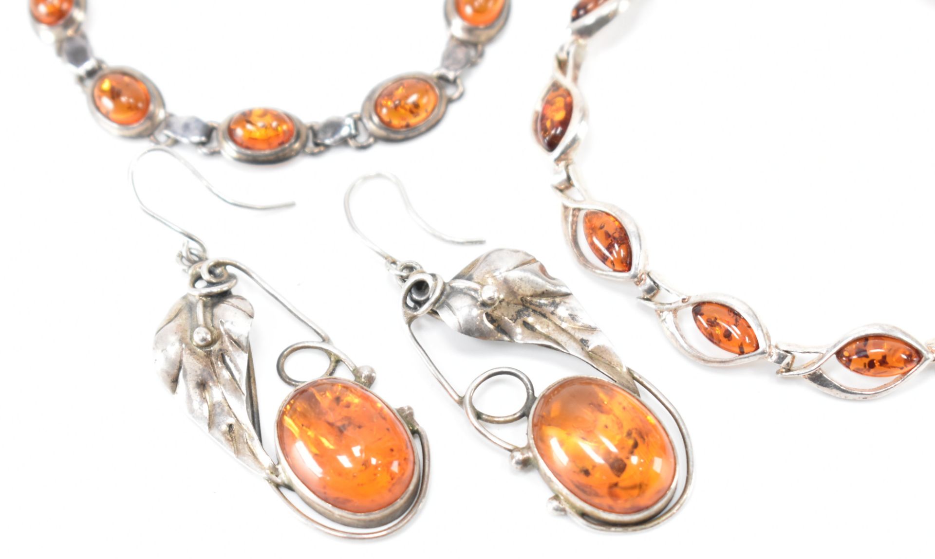 ASSORTMENT OF SILVER & AMBER JEWELLERY - Image 2 of 5