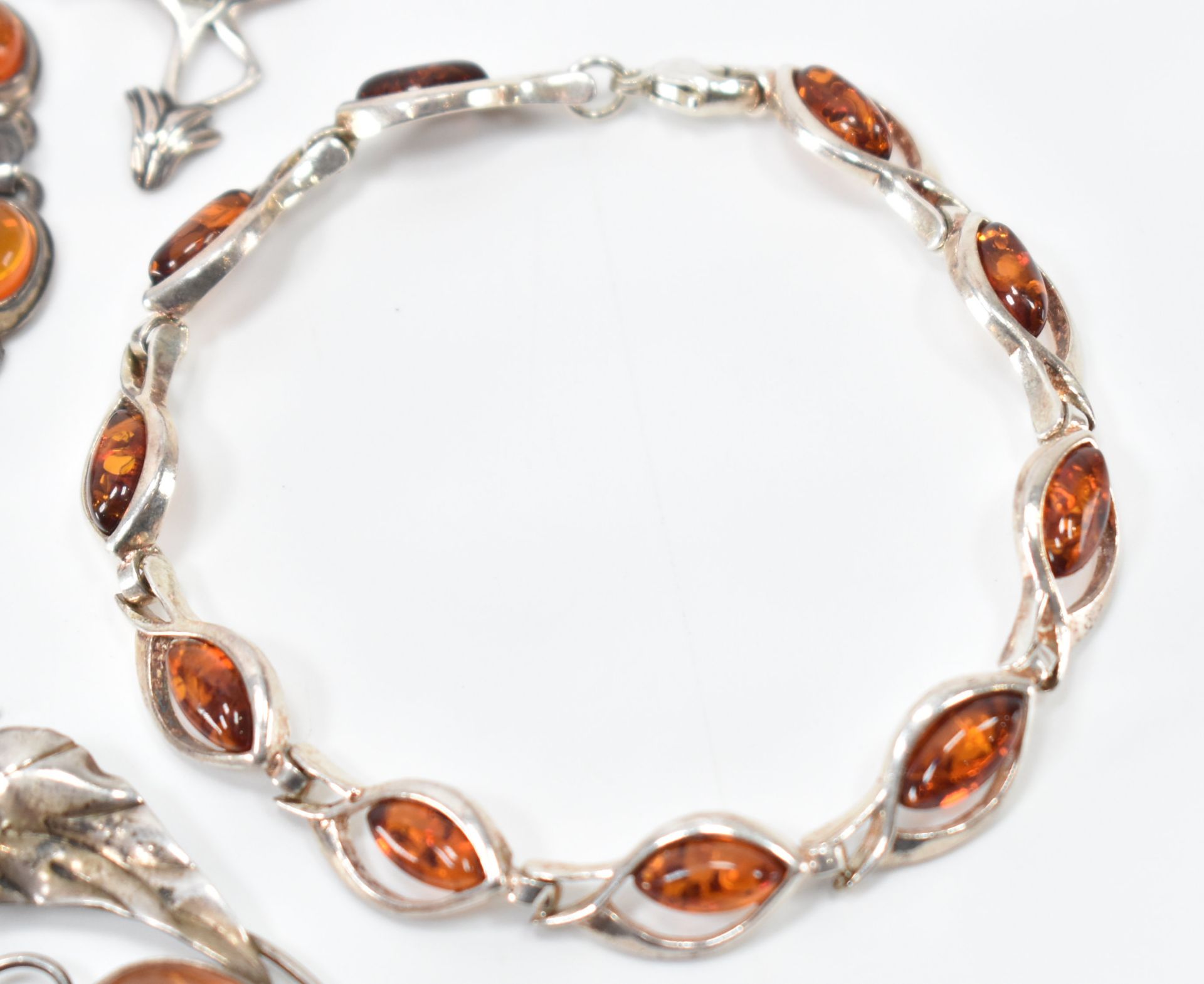 ASSORTMENT OF SILVER & AMBER JEWELLERY - Image 5 of 5
