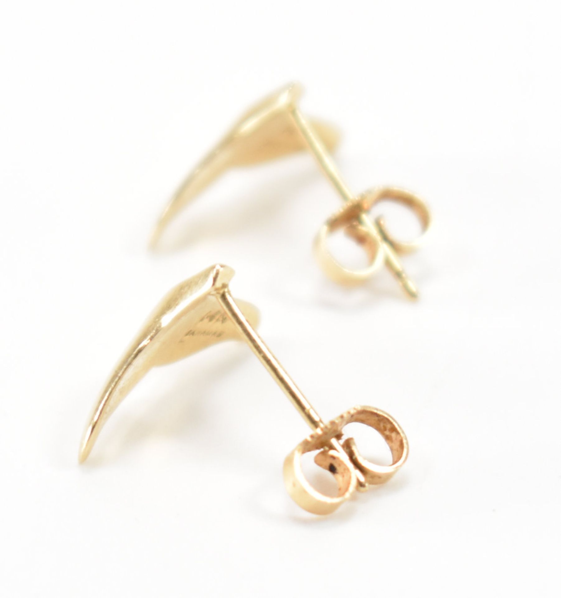 PAIR OF GOLD WHALE TAIL STUD EARRINGS - Bild 2 aus 4