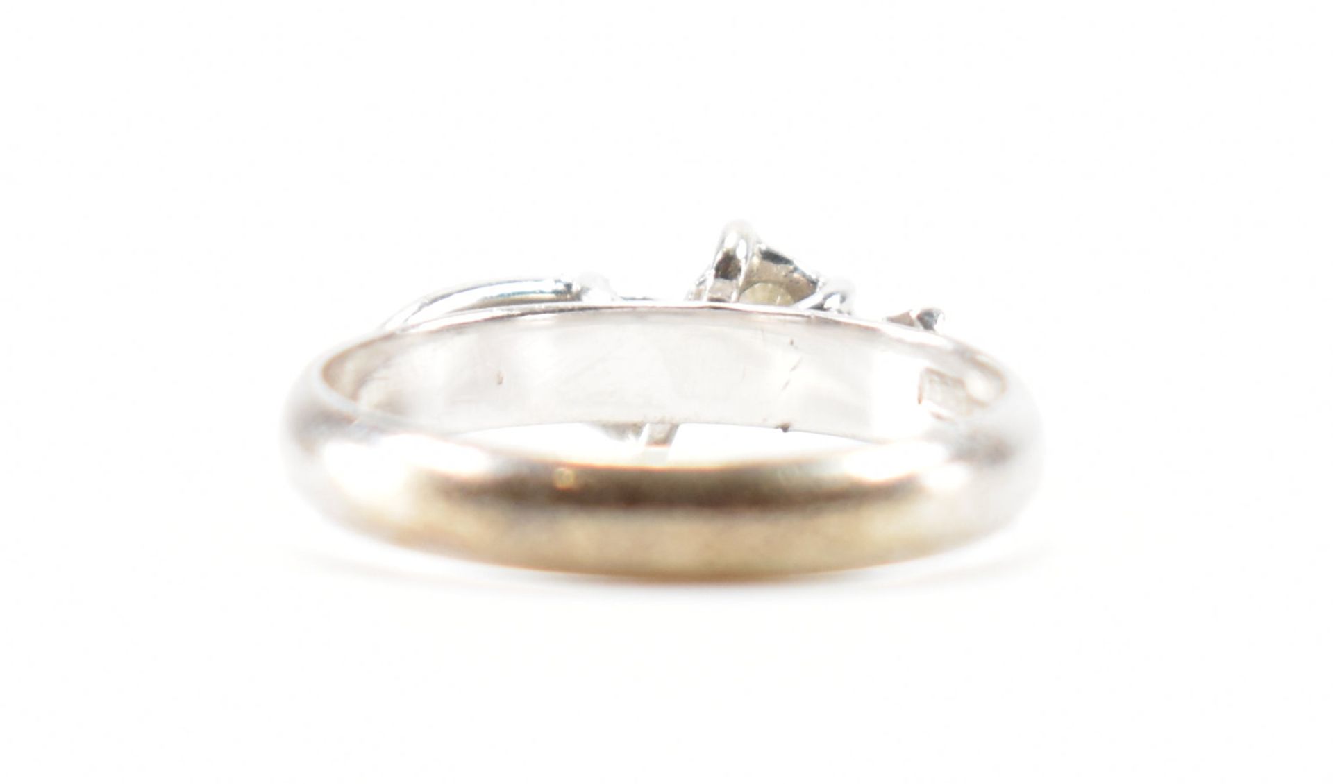 HALLMARKED 9CT WHITE GOLD & DIAMOND CROSSOVER RING - Image 3 of 8