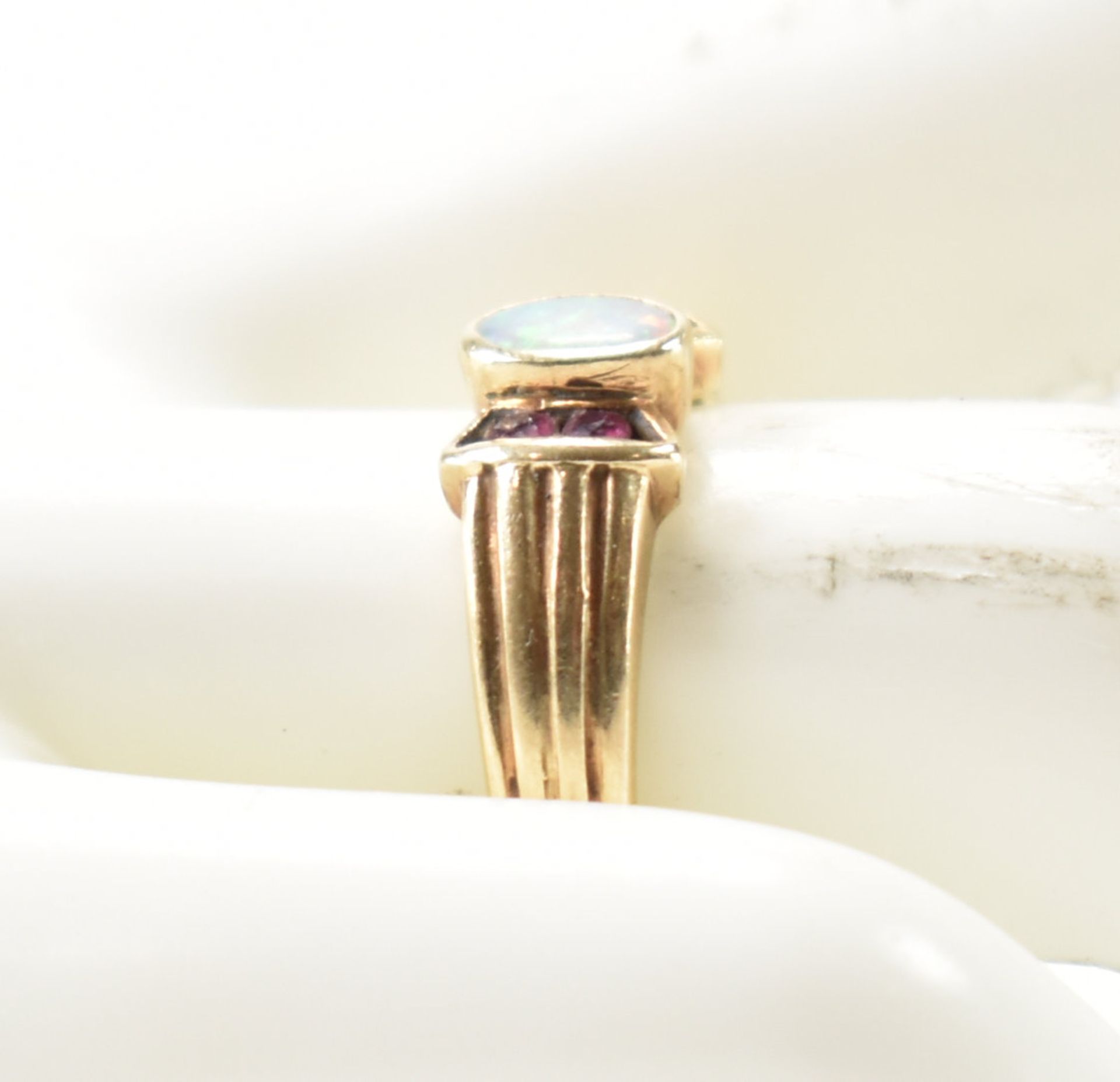 HALLMARKED 9CT GOLD OPAL & RUBY RING - Image 8 of 8