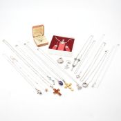 COLLECTION OF SILVER NECKLACE CHAINS & PENDANTS