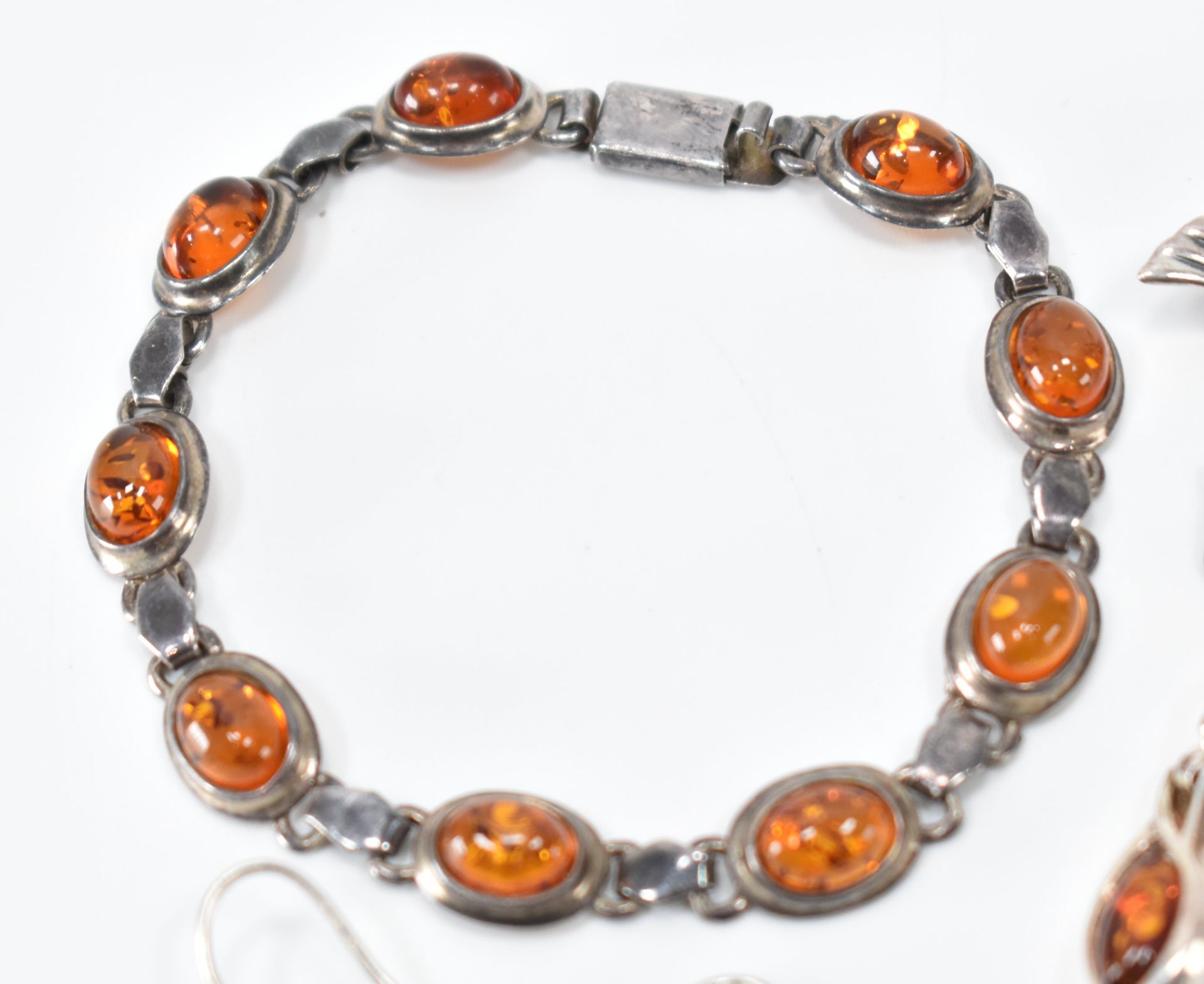 ASSORTMENT OF SILVER & AMBER JEWELLERY - Image 4 of 5