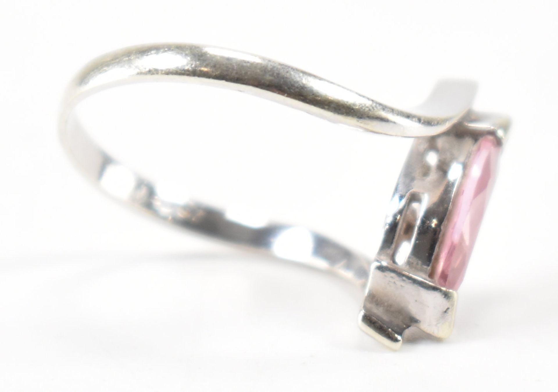 HALLMARKED 9CT WHITE GOLD & PINK CZ CROSSOVER RING - Bild 4 aus 7