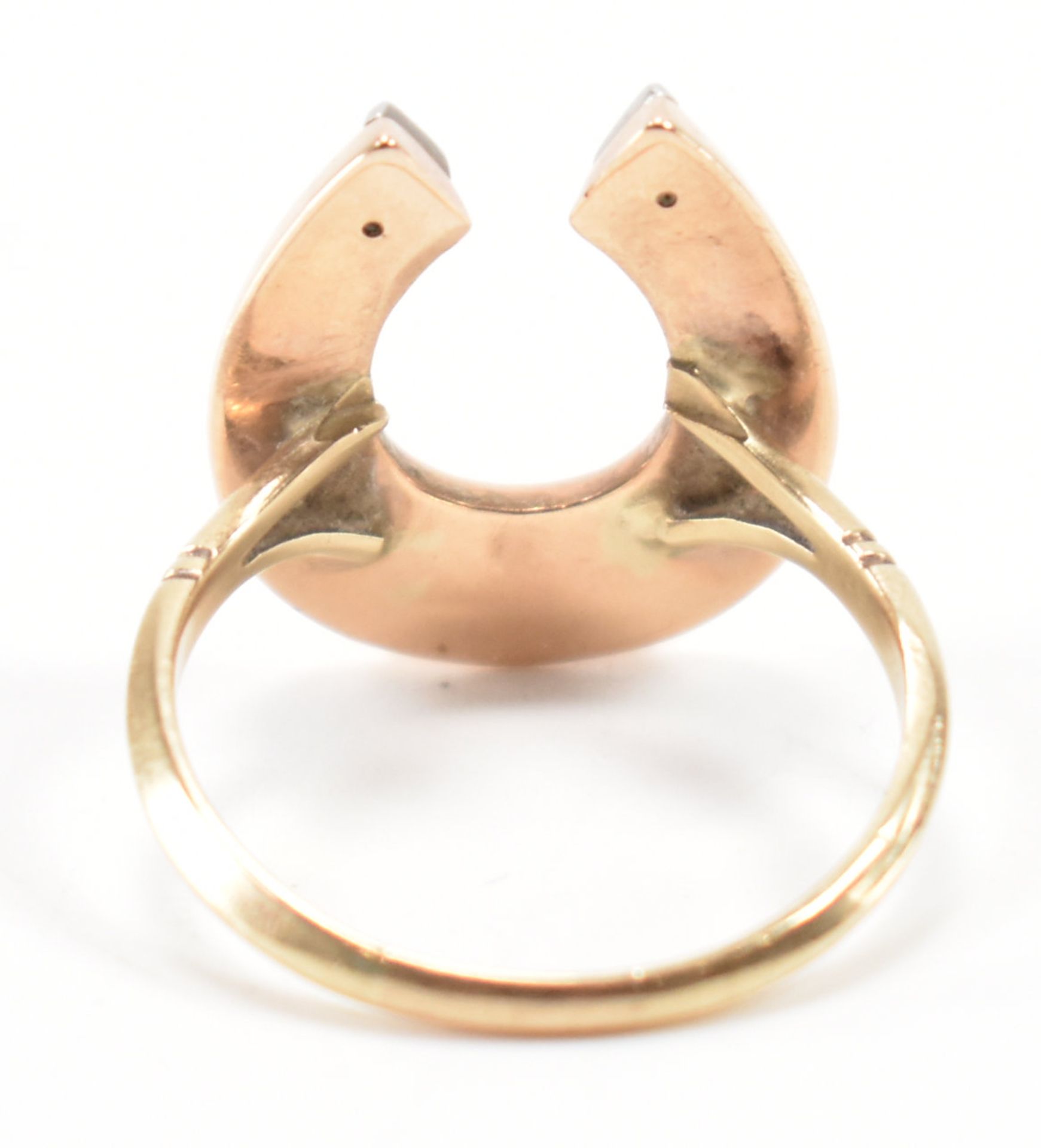 ANTIQUE 9CT GOLD HORSESHOE RING - Image 3 of 8