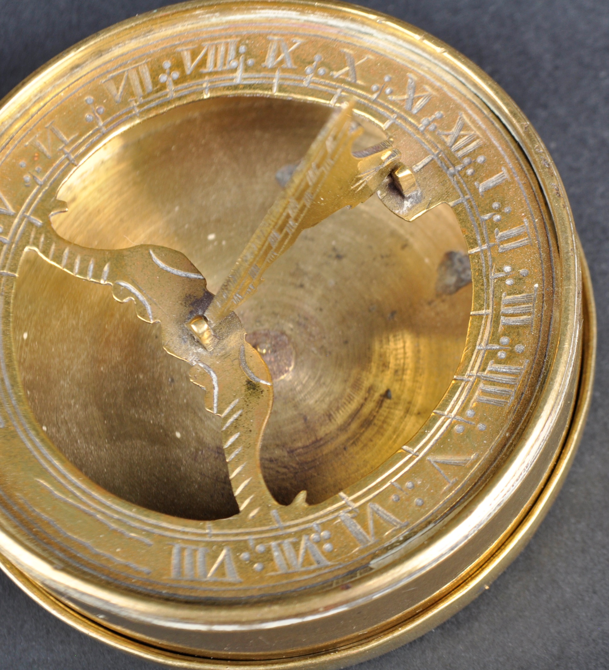 18TH CENTURY BRASS POCKET DIAL COMPASS - Image 5 of 7