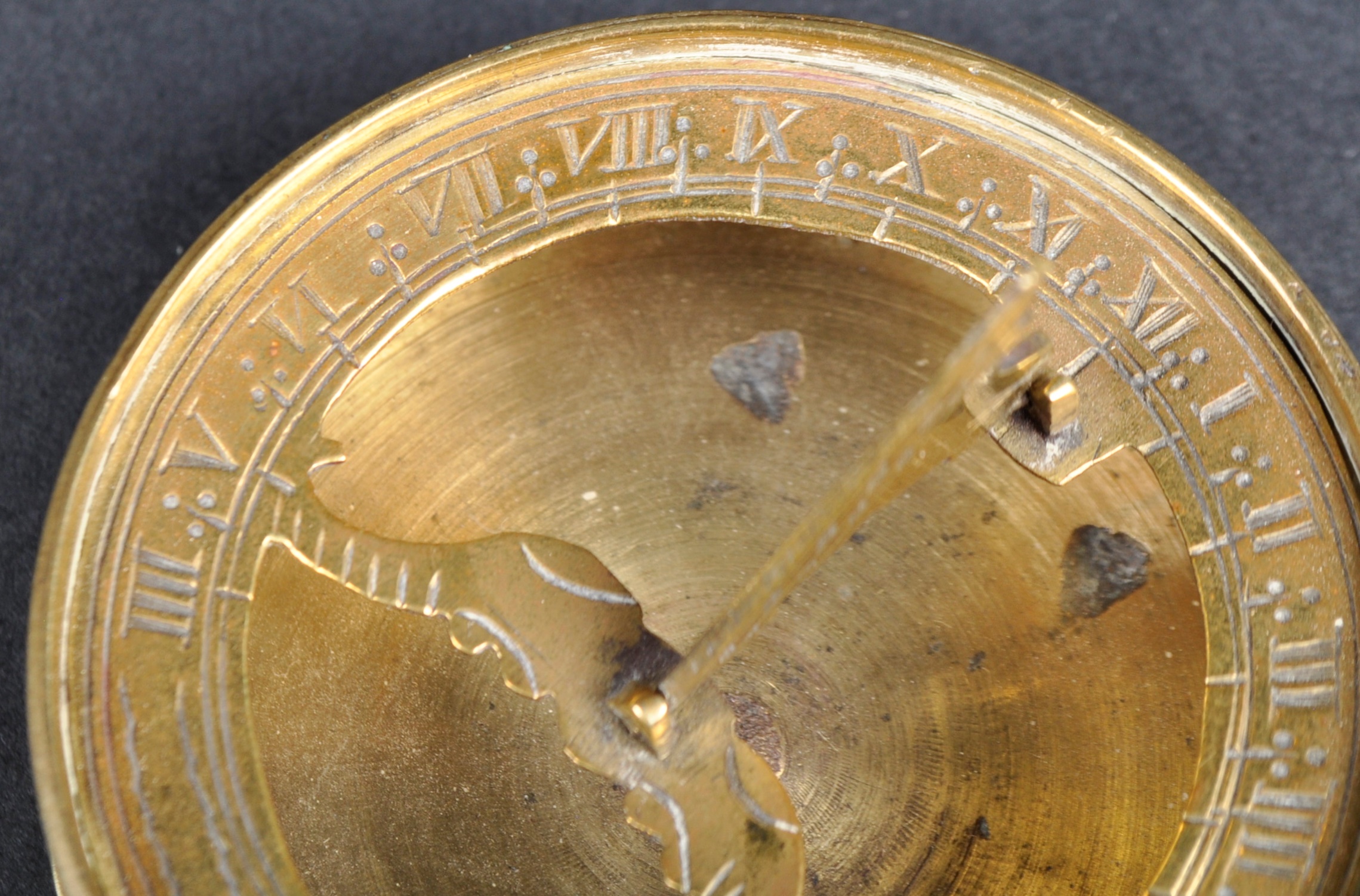 18TH CENTURY BRASS POCKET DIAL COMPASS - Image 4 of 7