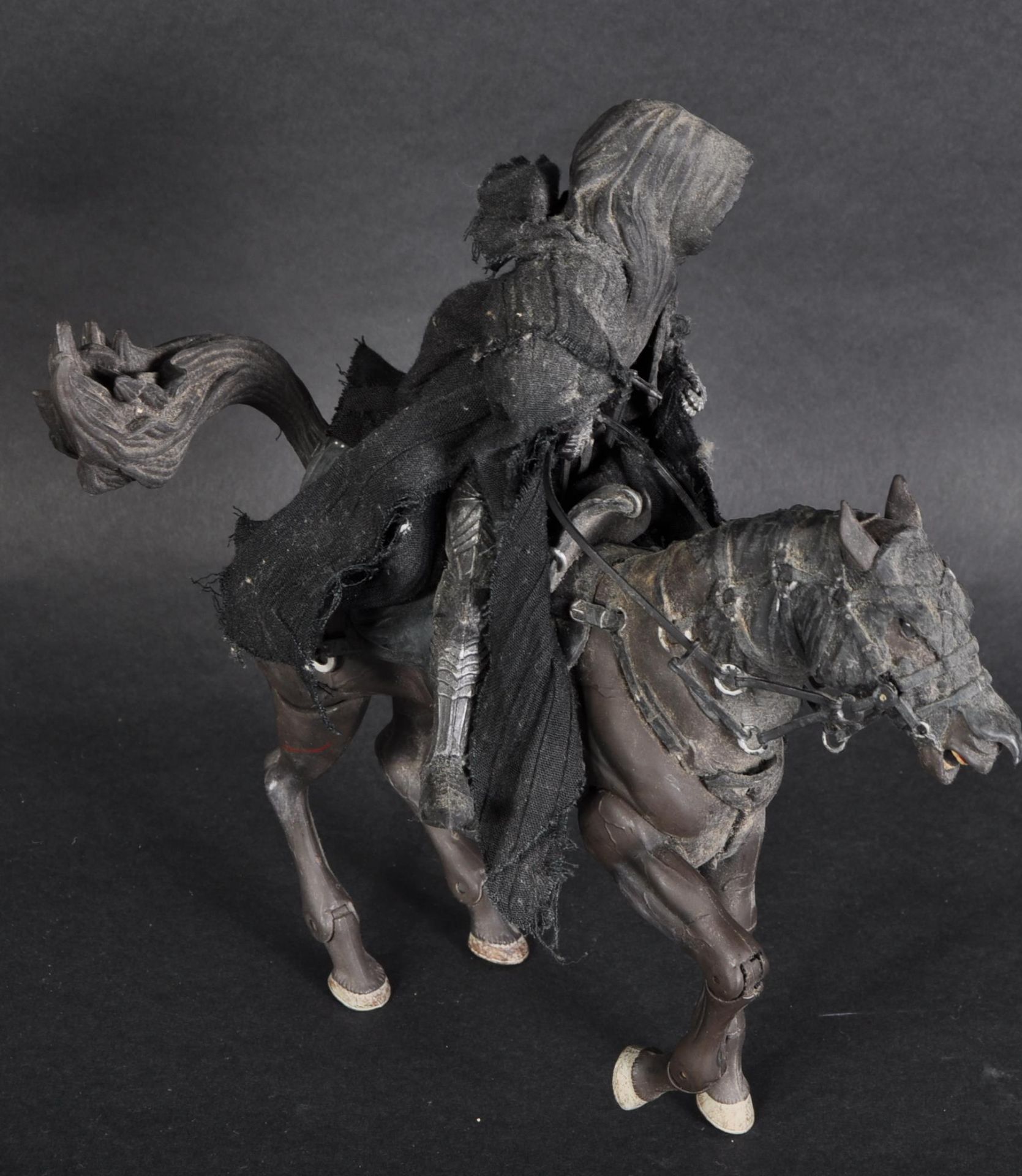 LORD OF THE RINGS - NAZGUL - ACTION FIGURE WITH HORSE. - Image 4 of 5