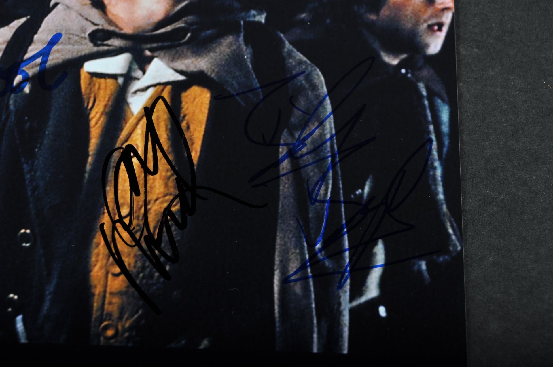 LORD OF THE RINGS - CAST MULTI-SIGNED - 8X10 SIGNED AUTOGRAPH - Image 3 of 3