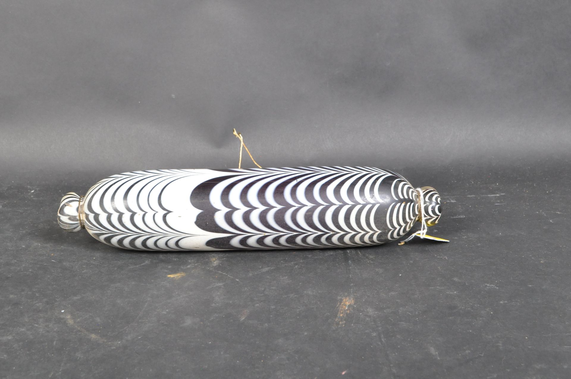 VICTORIAN NAILSEA GLASS ROLLING PIN IN BLACK & WHITE STRIPES - Image 3 of 4