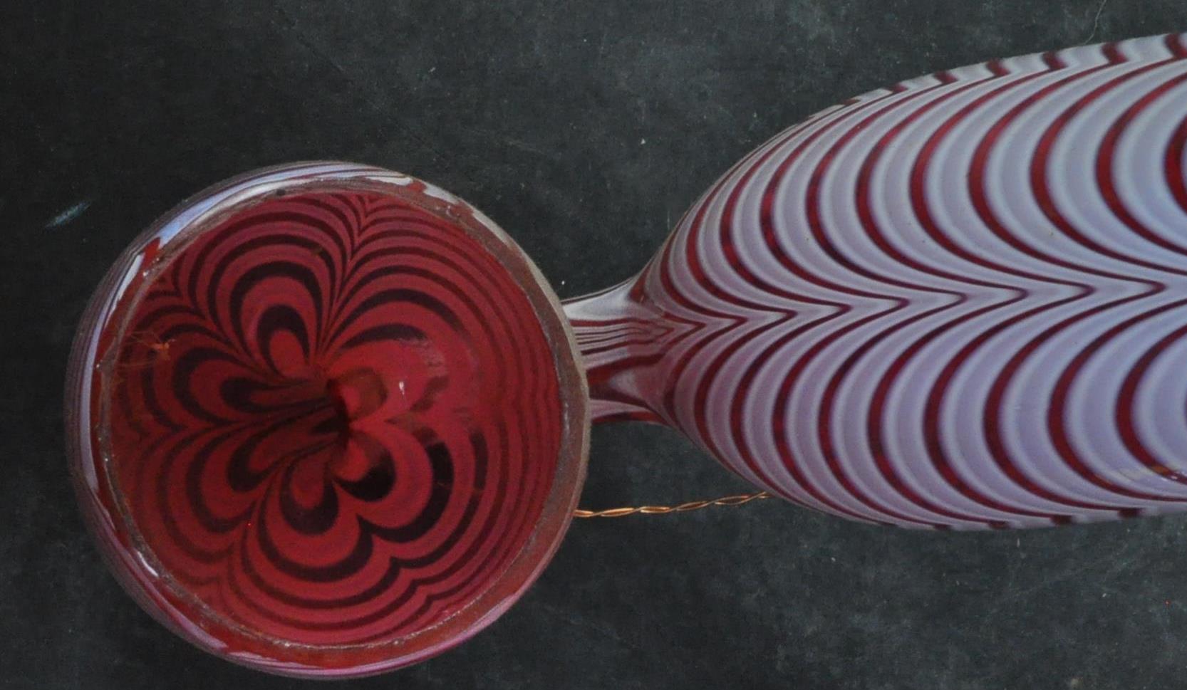 TWO VICTORIAN NAILSEA ORNAMENTAL GLASS PIPES IN CRANBERRY & WHITE - Bild 4 aus 4