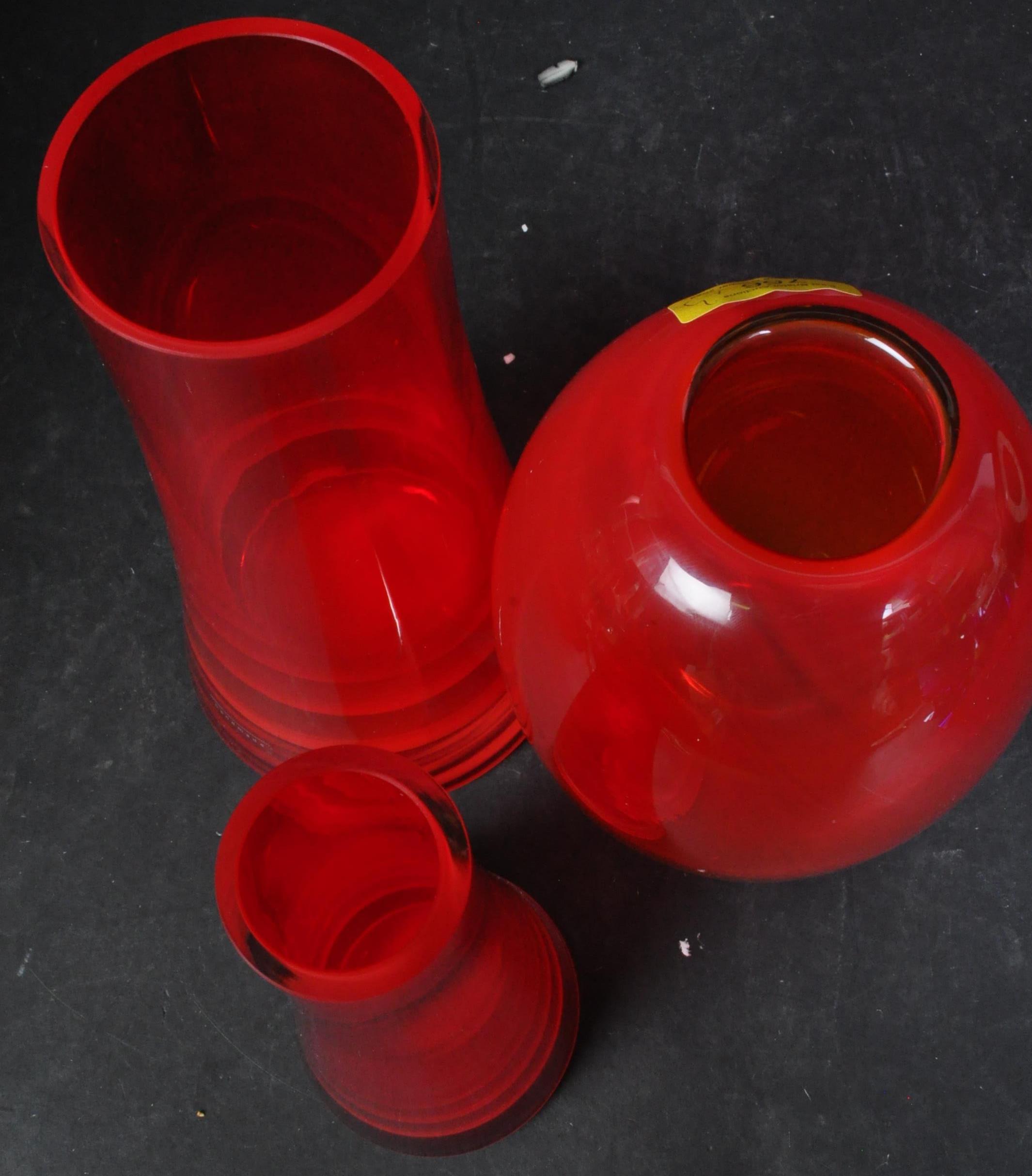AFTER WHITEFRIARS - THREE RED GLASS VASES - Bild 4 aus 4