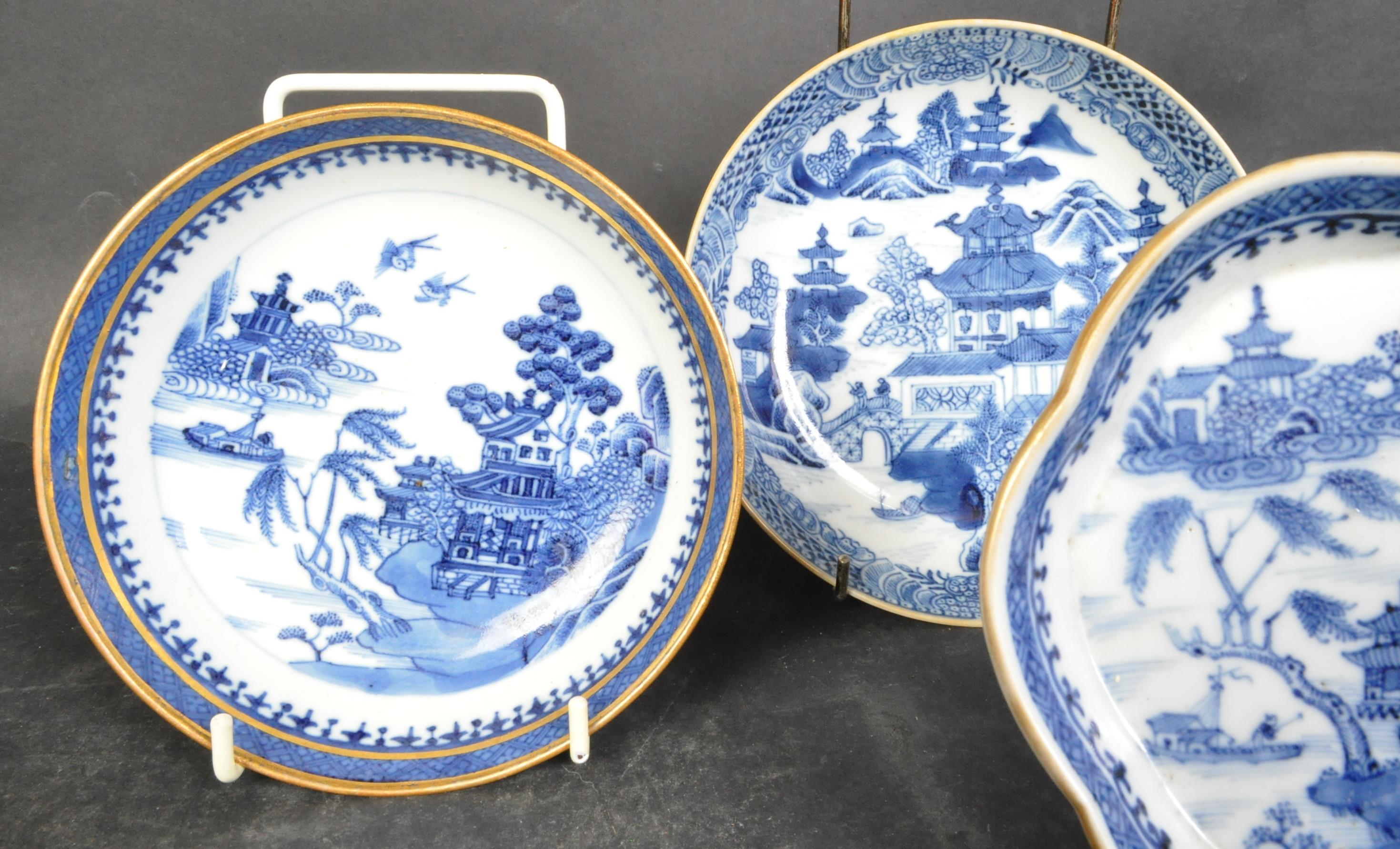 ASSORTMENT OF 18TH CENTURY CHINESE QIANLONG PORCELAIN ITEMS - Image 4 of 5