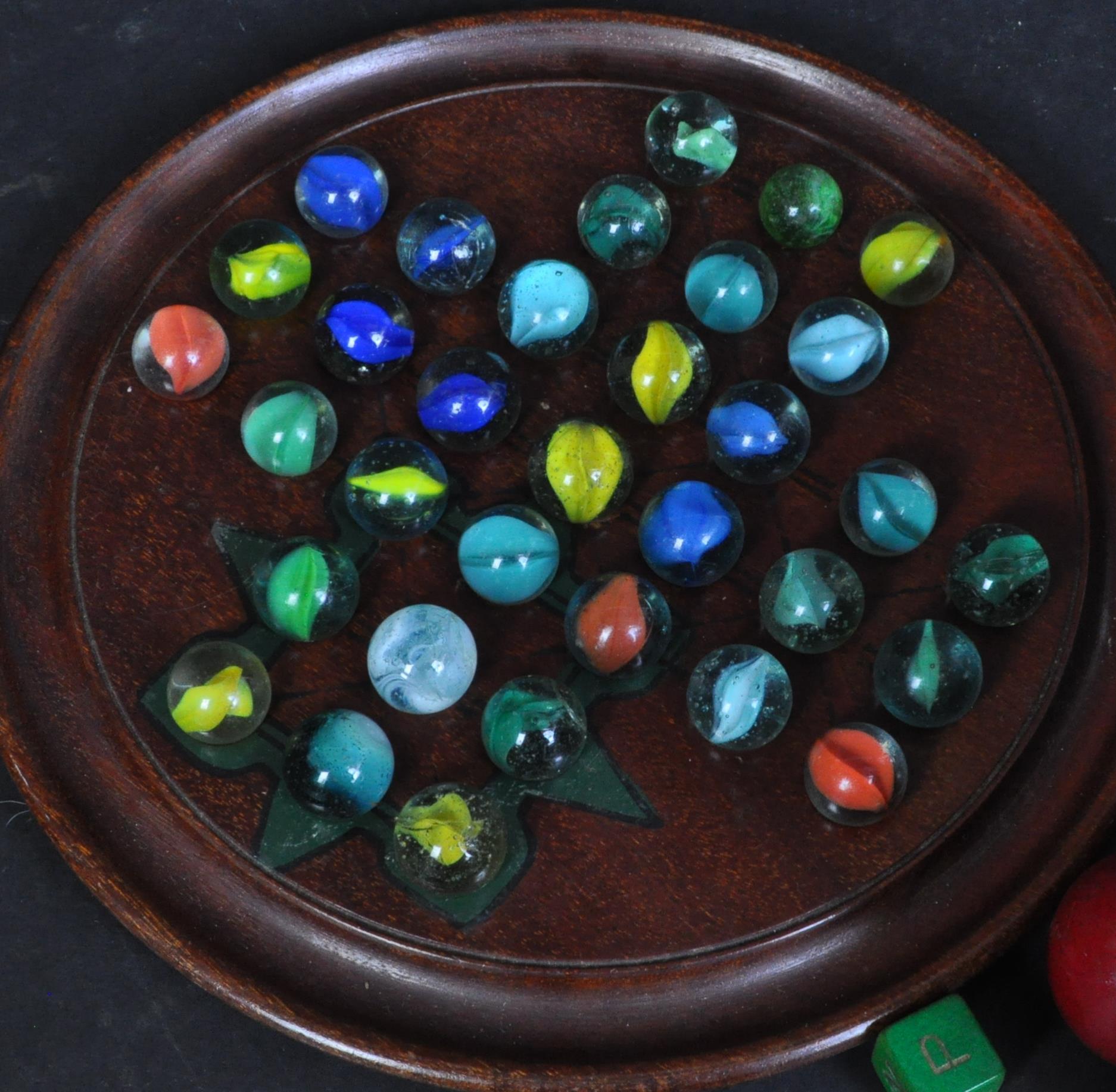 COLLECTION OF MARBLES & SOLITAIRE BOARD - Bild 2 aus 5