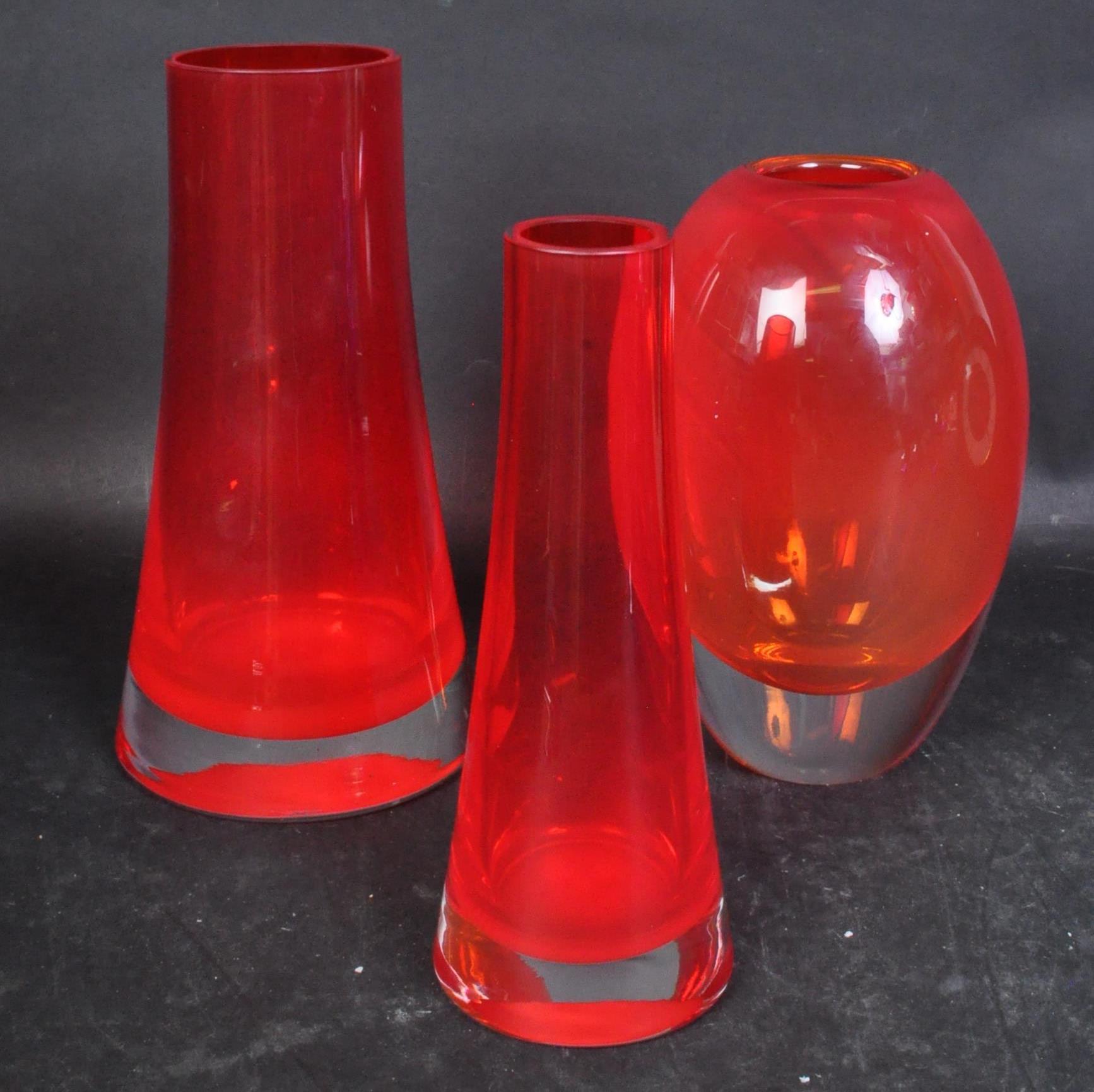 AFTER WHITEFRIARS - THREE RED GLASS VASES - Bild 2 aus 4