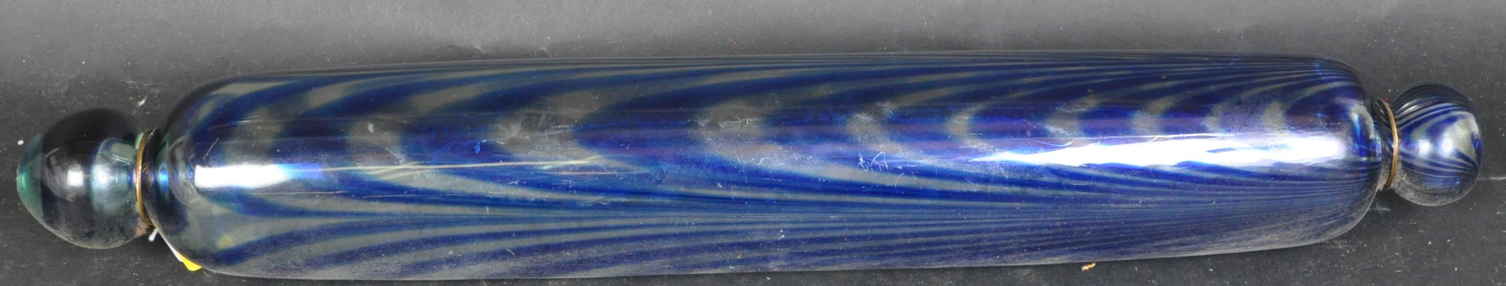 VICTORIAN NAILSEA GLASS ROLLING PIN IN COBALT STRIPES - Bild 3 aus 3