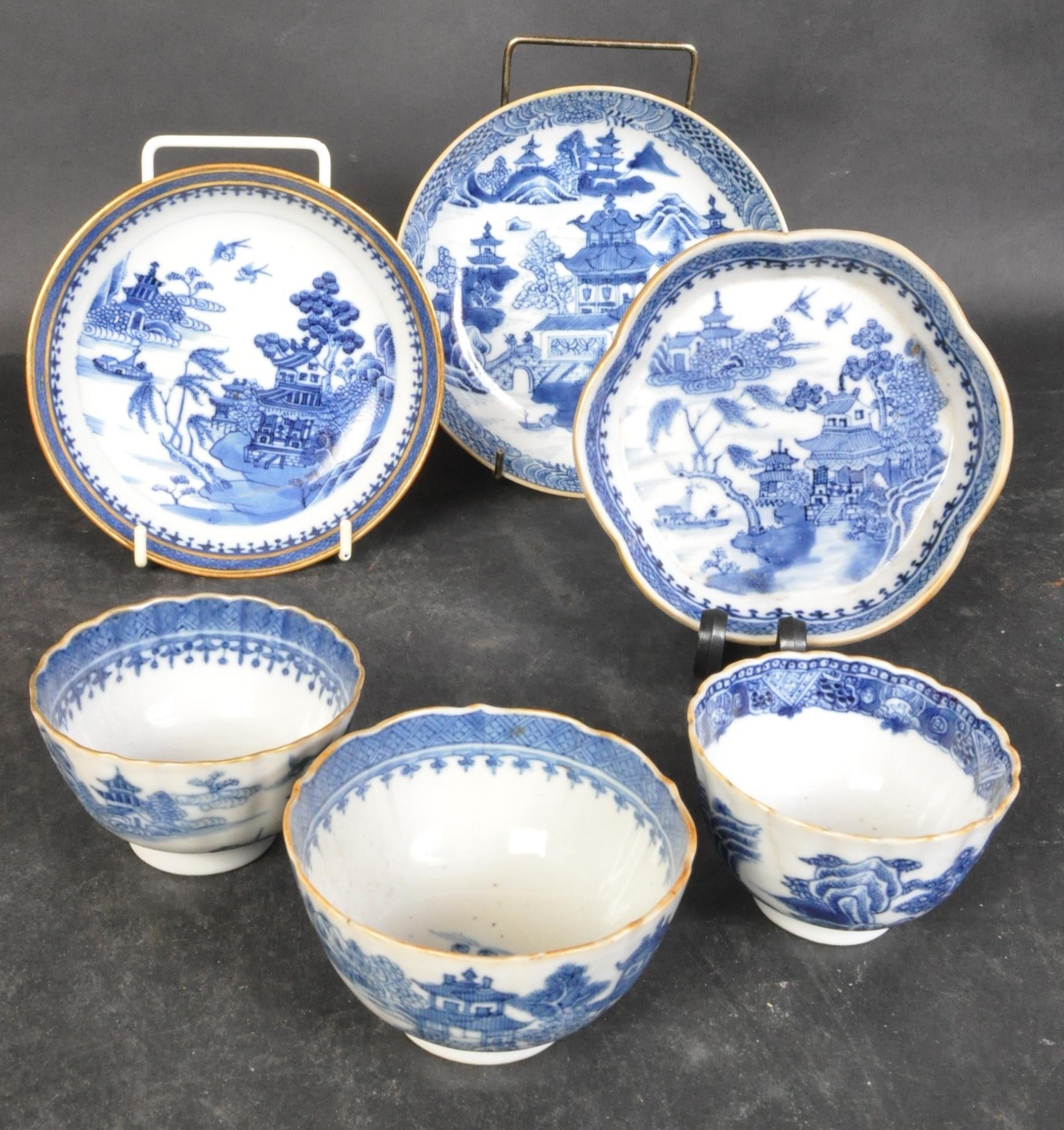 ASSORTMENT OF 18TH CENTURY CHINESE QIANLONG PORCELAIN ITEMS