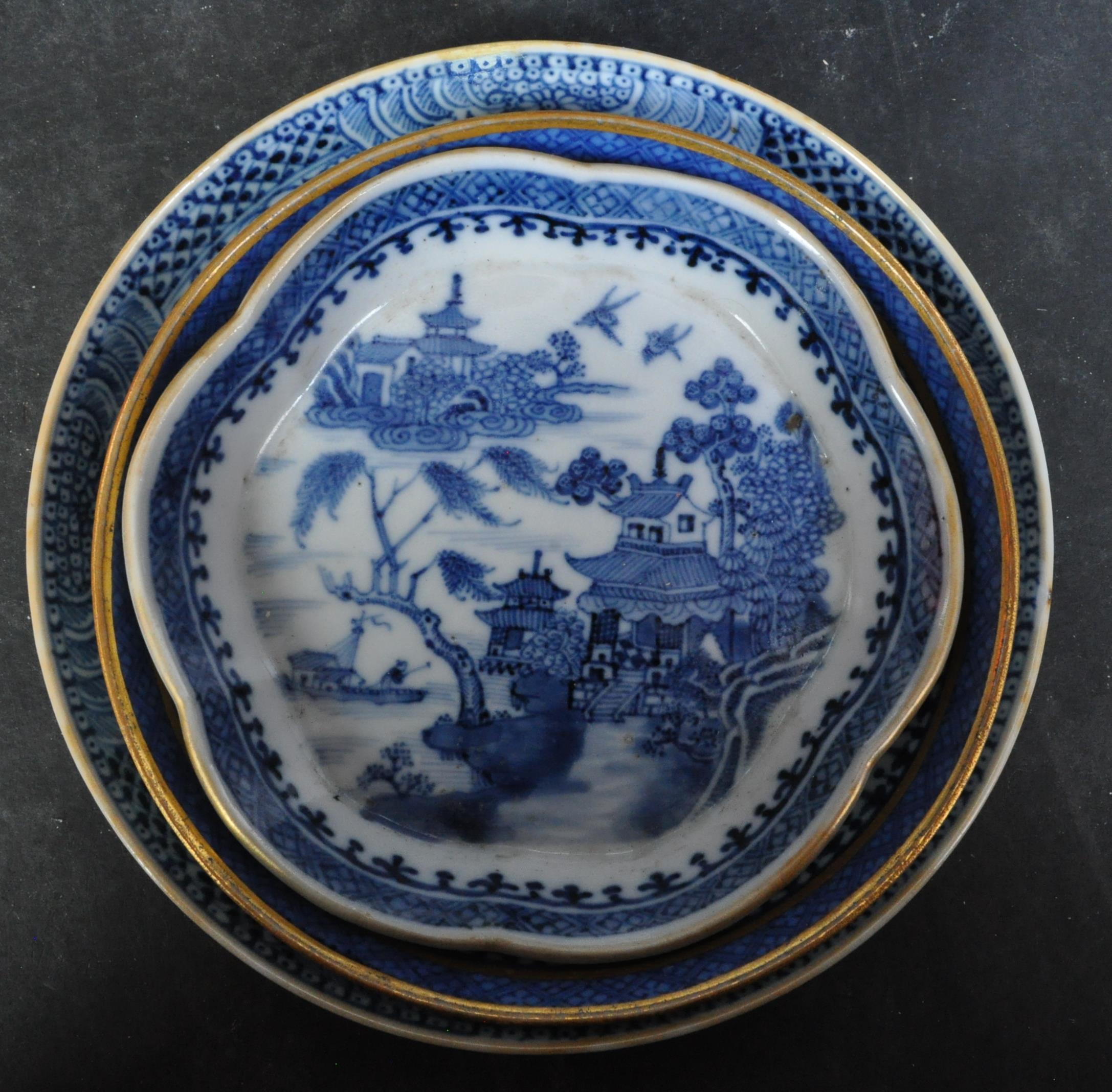ASSORTMENT OF 18TH CENTURY CHINESE QIANLONG PORCELAIN ITEMS - Image 5 of 5