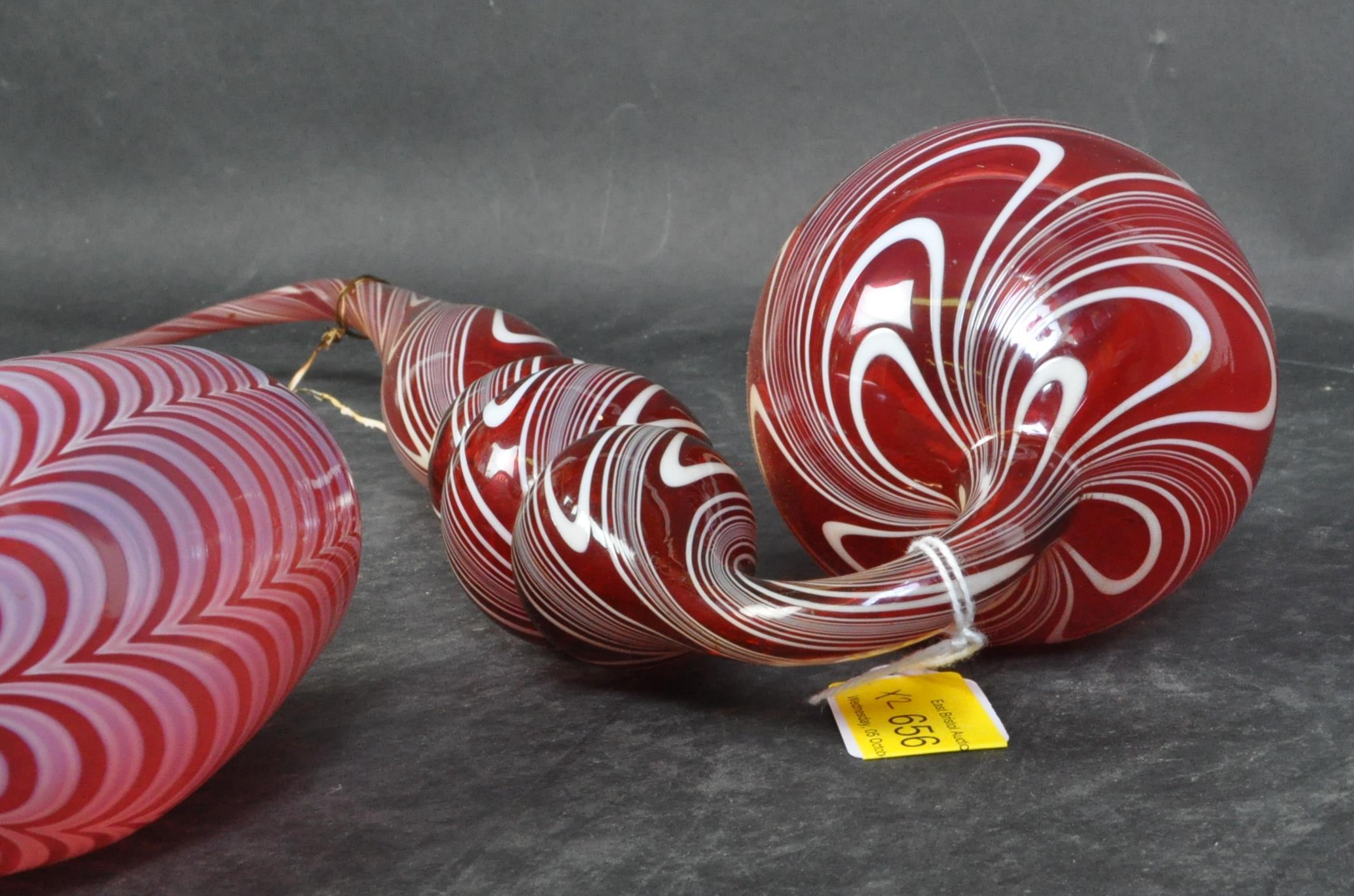 TWO VICTORIAN NAILSEA ORNAMENTAL GLASS PIPES IN CRANBERRY & WHITE - Bild 2 aus 4