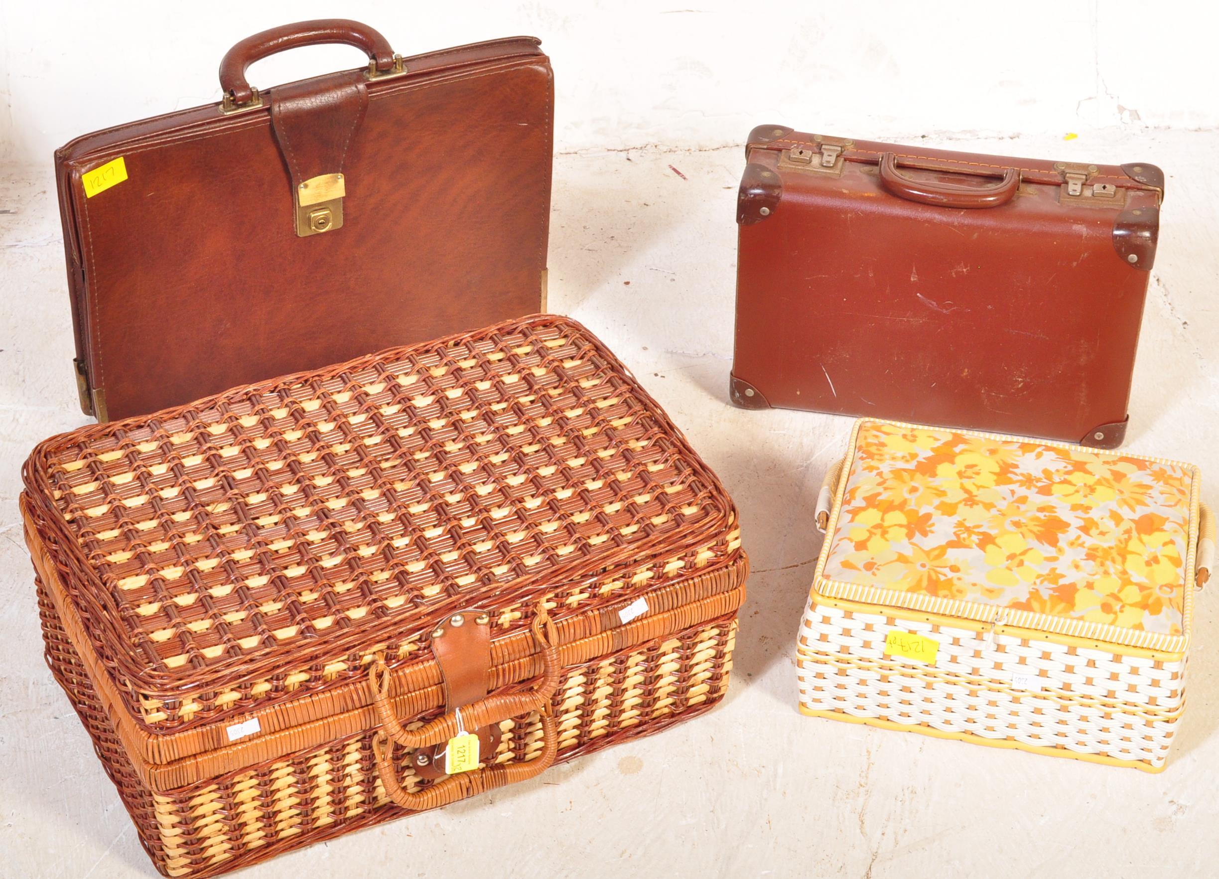 ASSORTMENT OF RETRO VINTAGE TRAVEL WARE - Image 2 of 5