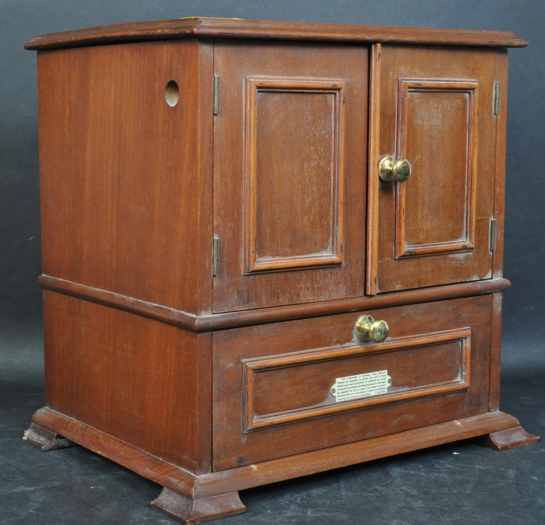 VINTAGE RETRO 1940S WOODEN RADIO BOX / MUSICAL CABINET - Image 2 of 10