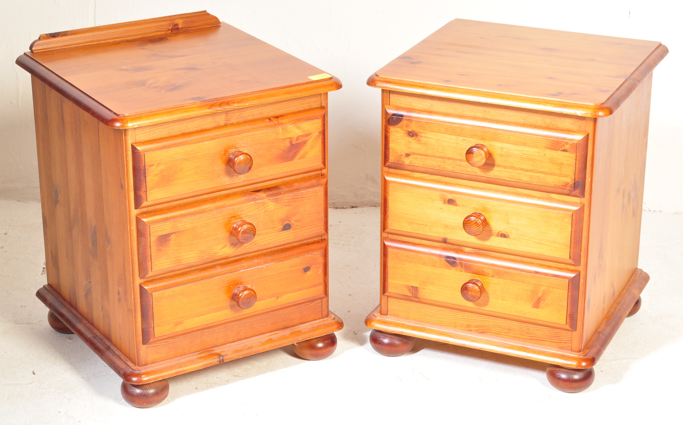 PAIR OF 20TH CENTURY PINE BEDSIDE CABINETS - Image 2 of 5