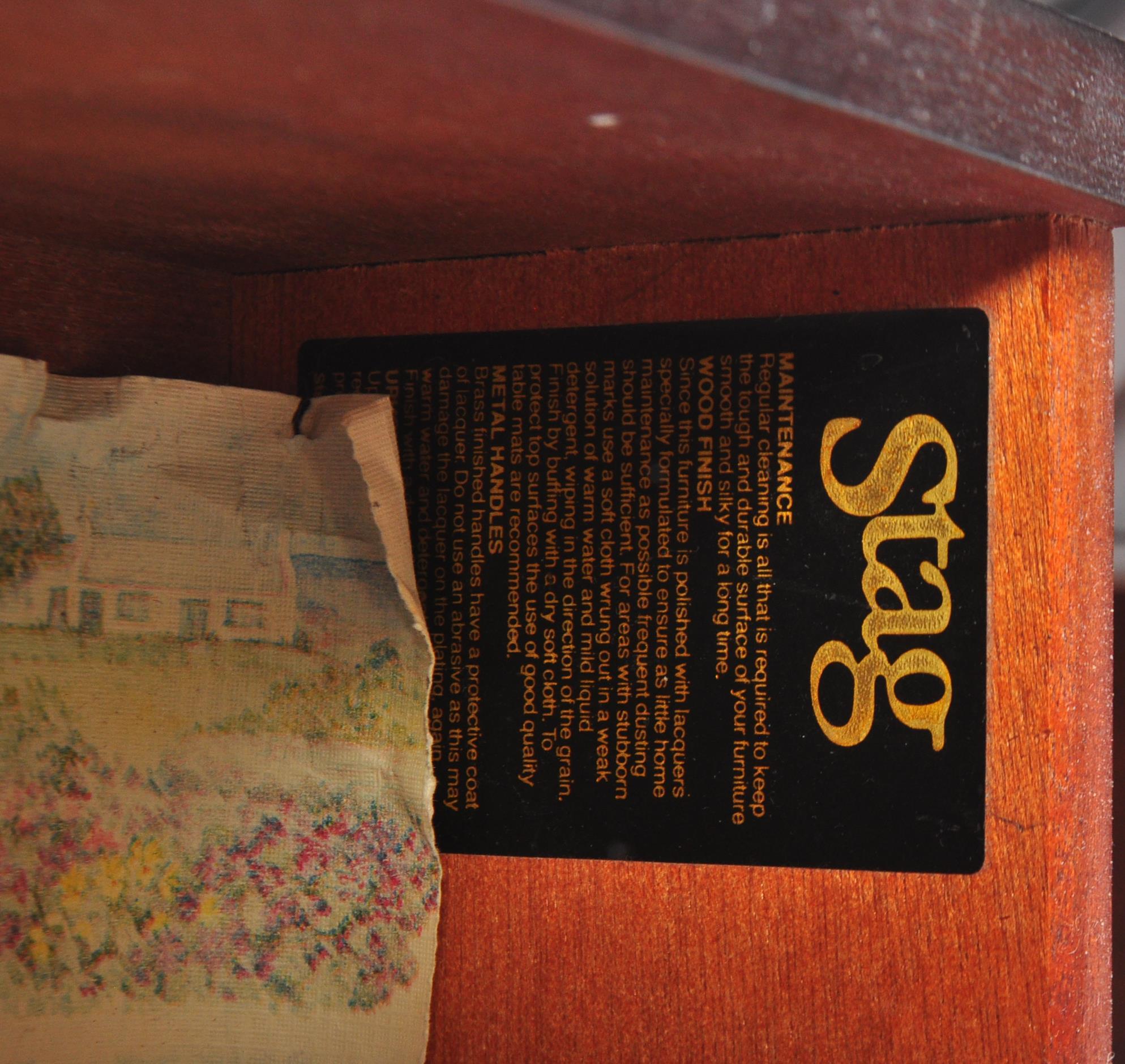 PAIR OF STAG MAHOGANY MINSTREL PATTERN BEDSIDE CHESTS - Image 5 of 5