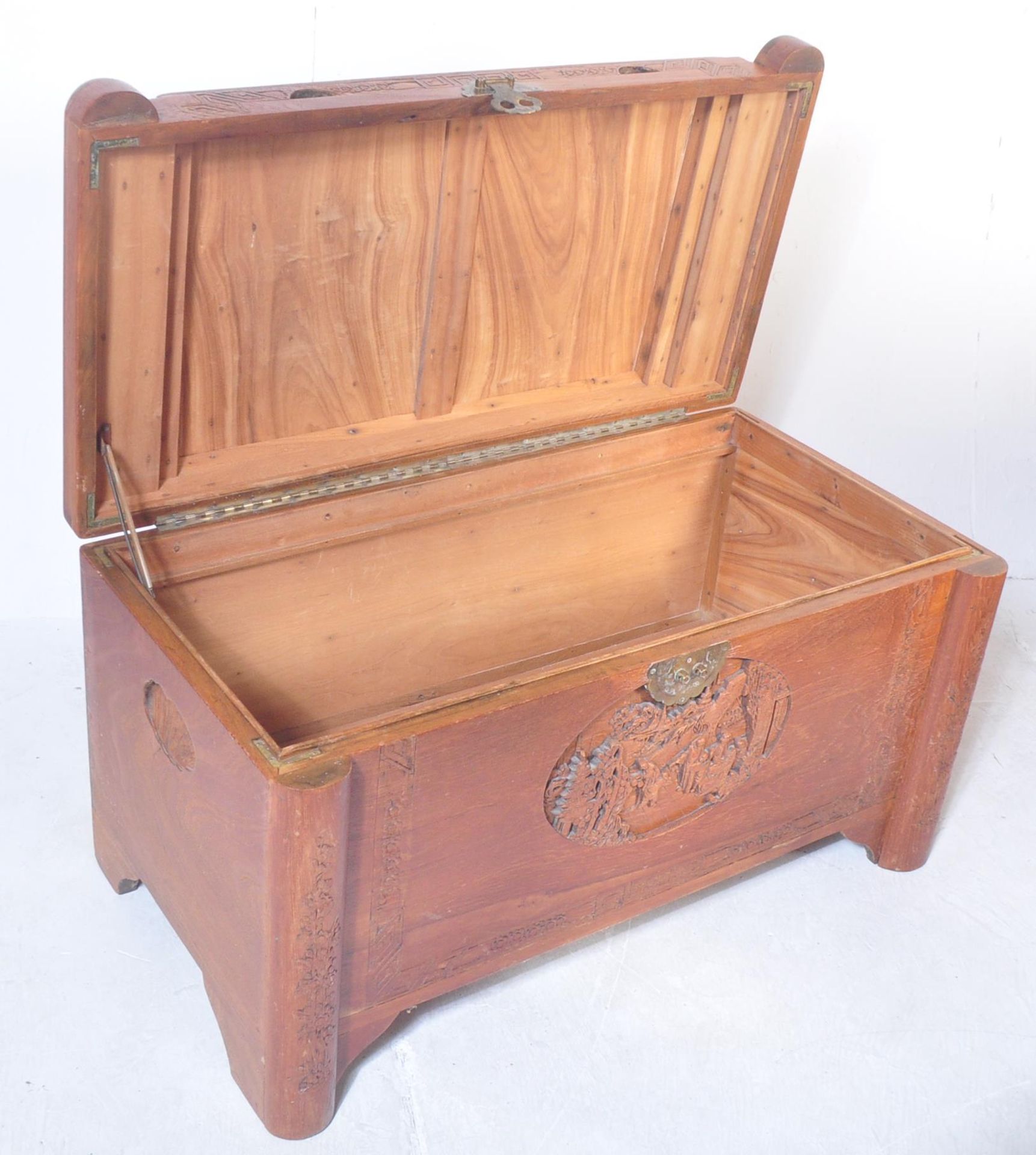 MID 20TH CENTURY CHINESE ORIENTAL CAMPHOR WOOD CHEST - Image 4 of 5