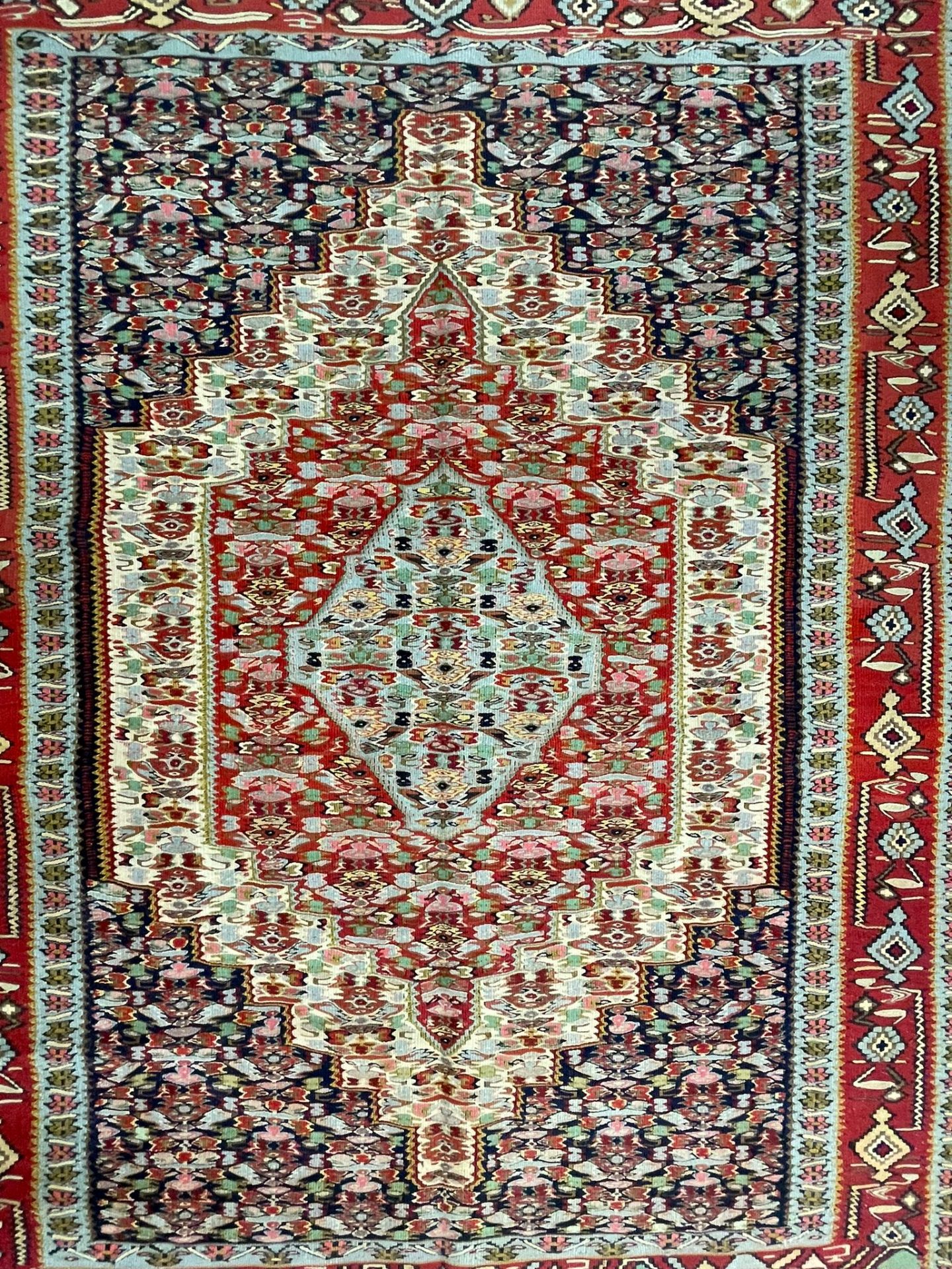 AN EARLY 20TH CENTURY KURDISH ISLAMIC SENNEH KILIM FLOOR RUG - Image 2 of 4